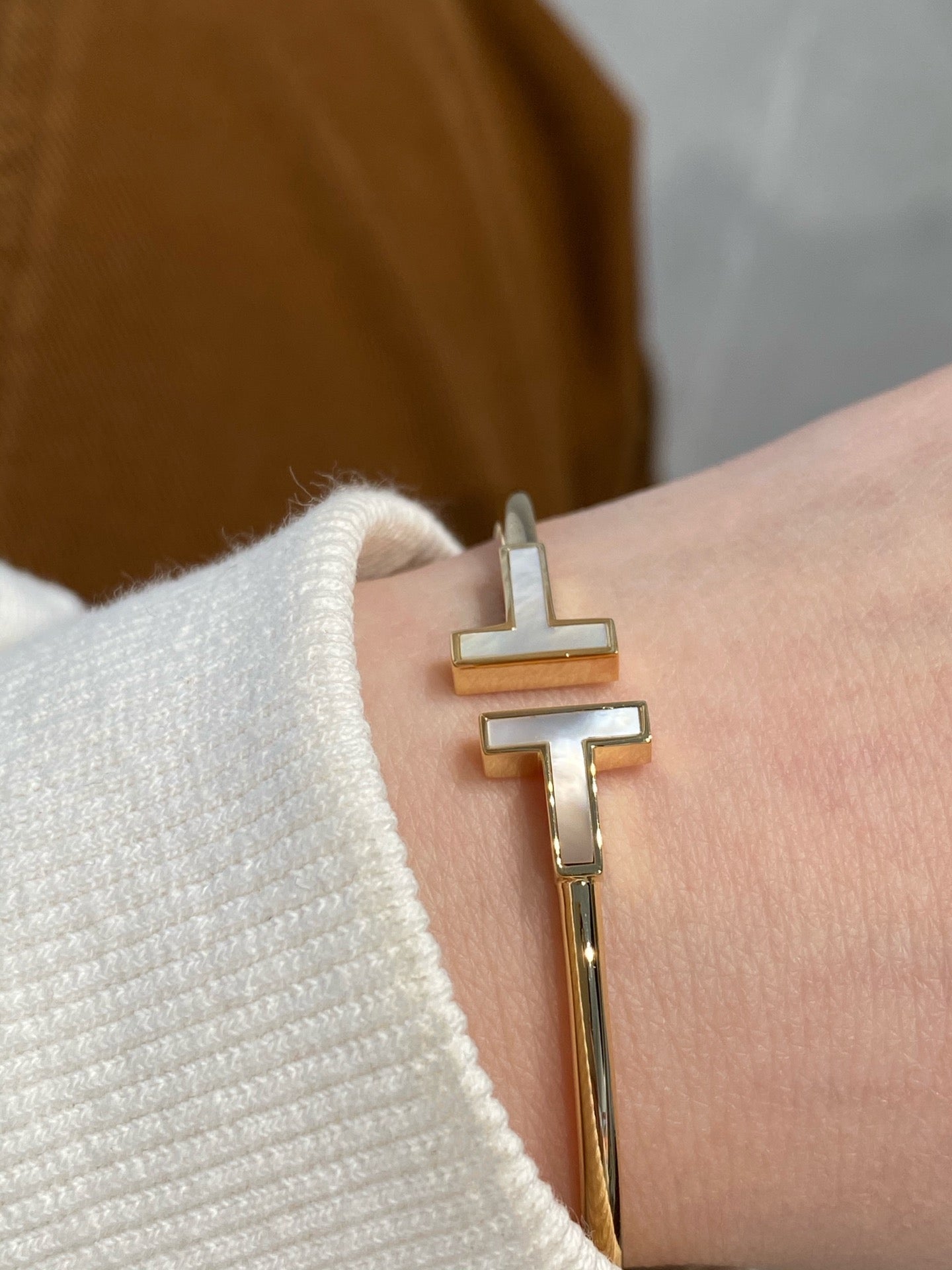 TIFFANY T BRACELET 1.8MM MOP GOLD