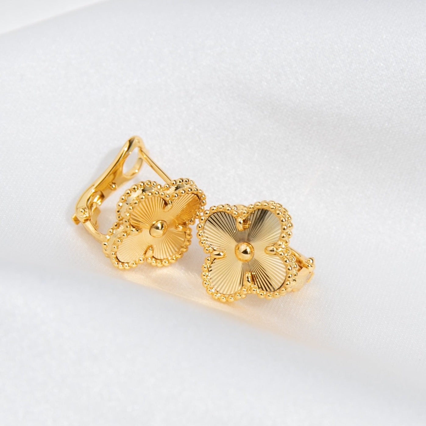 Van Cleef & Arpels VINTAGE CLOVER EARRINGS GOLD
