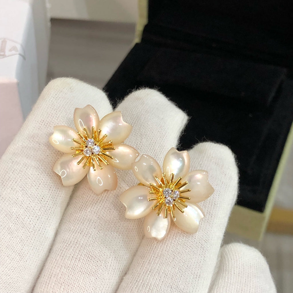 Van Cleef & Arpels ROSE EARRING MOTHER OF PEARL