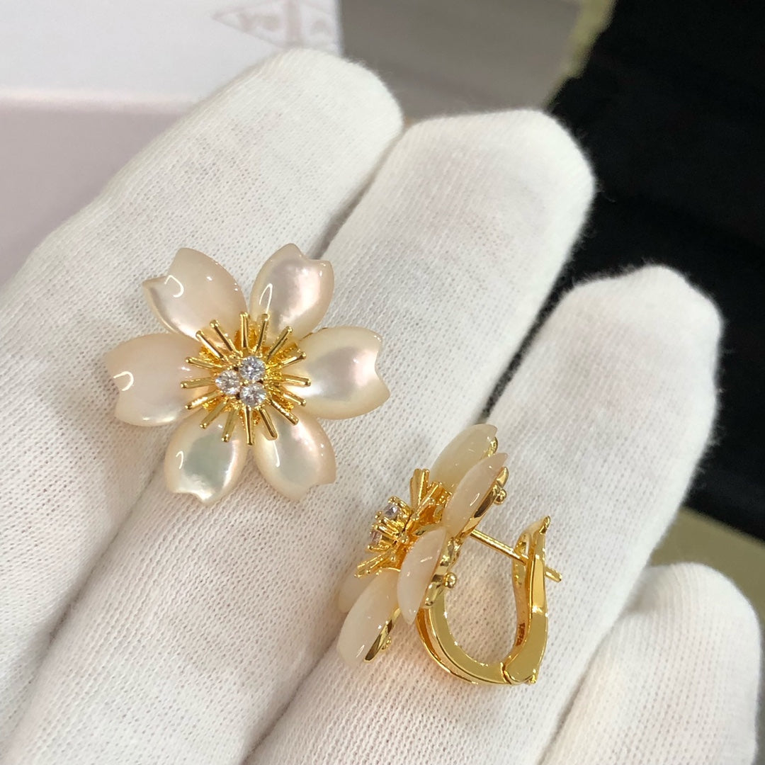 Van Cleef & Arpels ROSE EARRING MOTHER OF PEARL