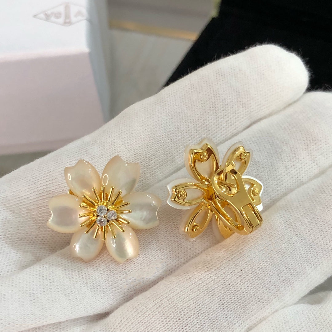 Van Cleef & Arpels ROSE EARRING MOTHER OF PEARL