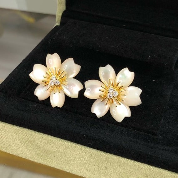 Van Cleef & Arpels ROSE EARRING MOTHER OF PEARL