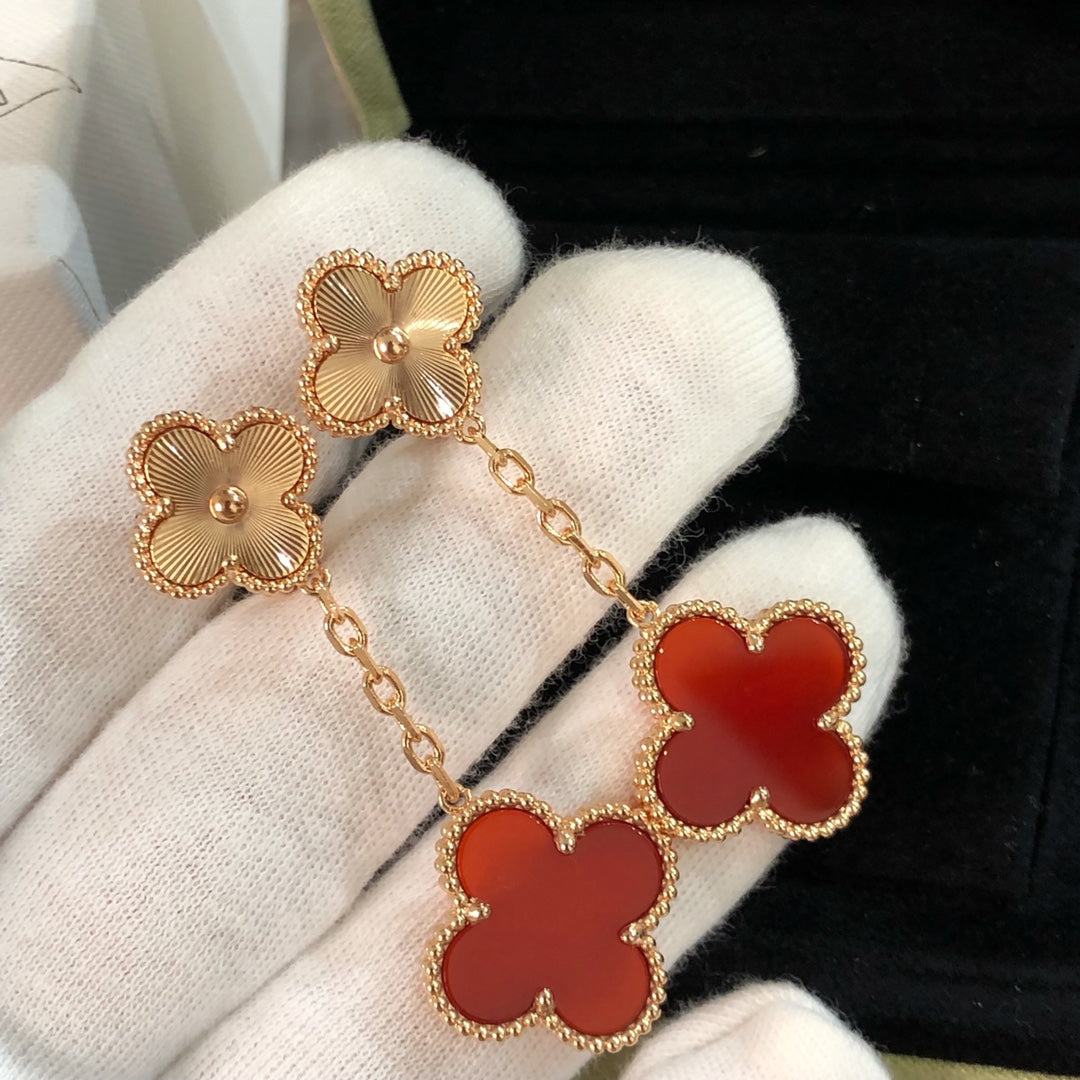 Van Cleef & Arpels CLOVER EARRINGS GOLD AND CARNELIAN