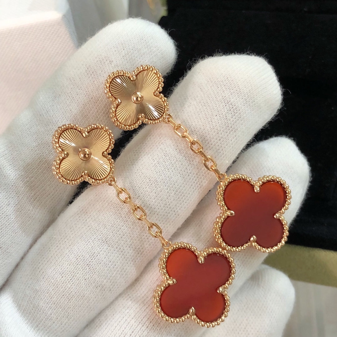 Van Cleef & Arpels CLOVER EARRINGS GOLD AND CARNELIAN