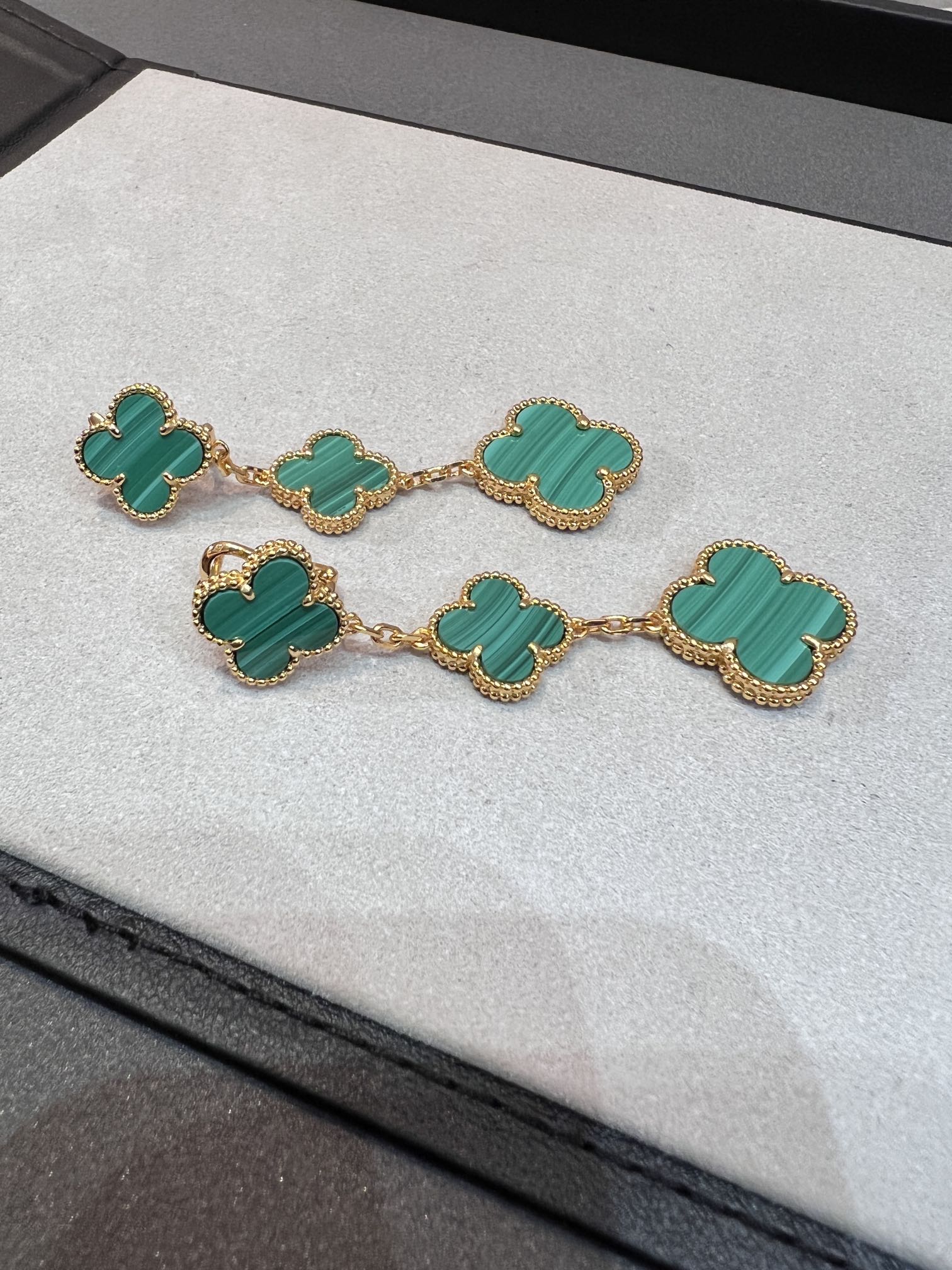 Van Cleef & Arpels CLOVER MALACHITE 3 MOTIFS GOLD
