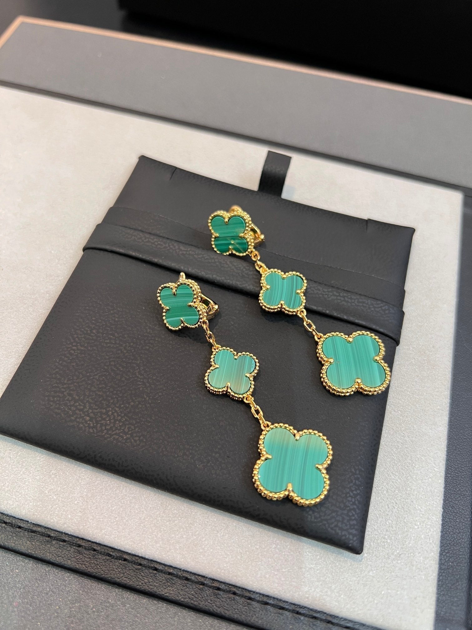 Van Cleef & Arpels CLOVER MALACHITE 3 MOTIFS GOLD