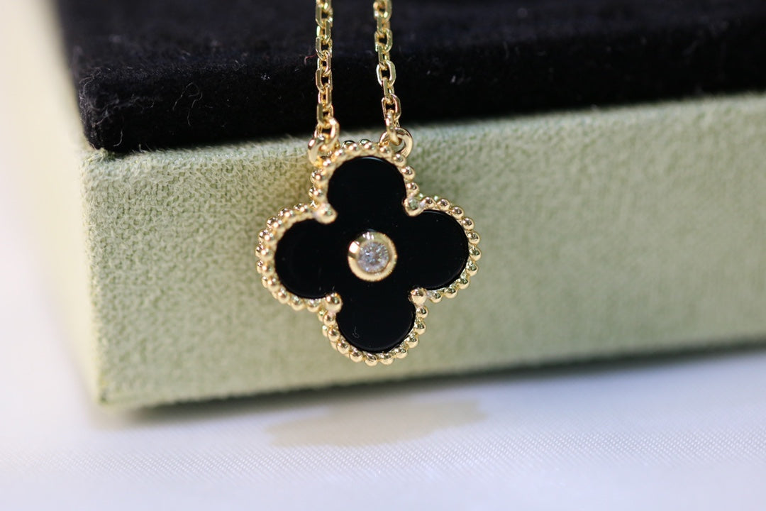 Van Cleef & Arpels CLOVER NECKLACE GOLD DIAMOND ONYX