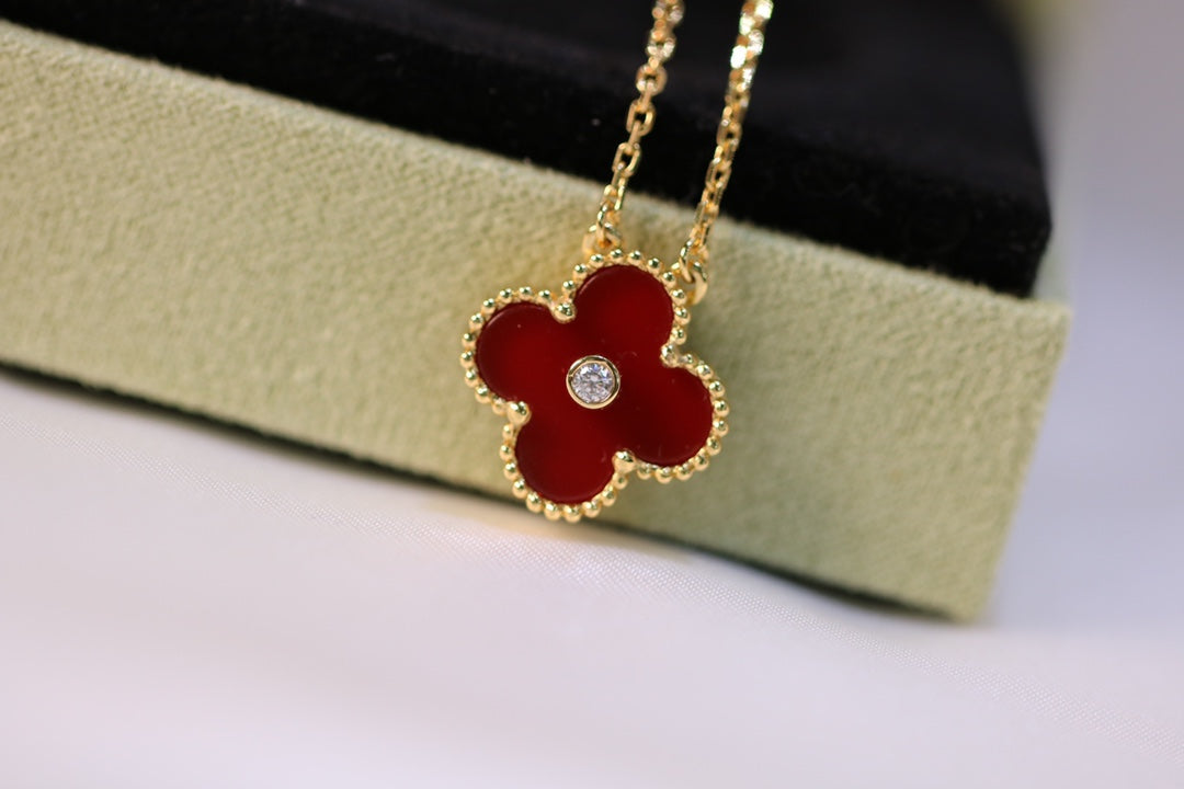 Van Cleef & Arpels CLOVER NECKLACE GOLD DIAMOND CARNELIAN