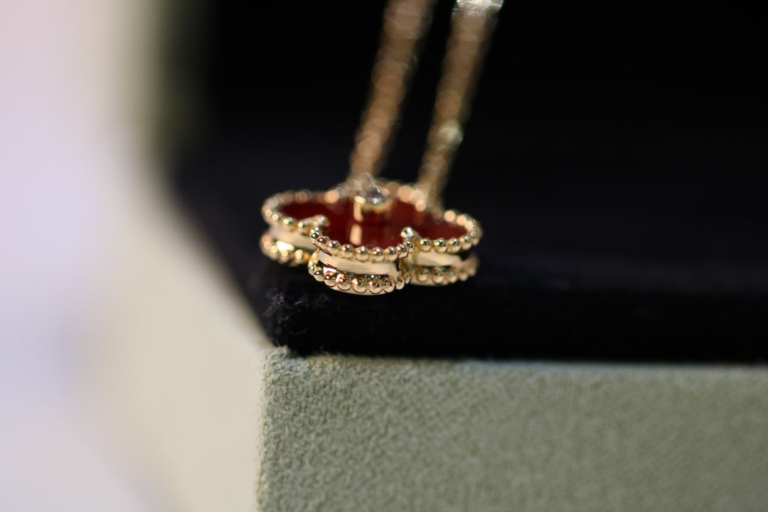 Van Cleef & Arpels CLOVER NECKLACE GOLD DIAMOND CARNELIAN