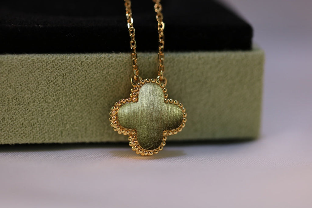 Van Cleef & Arpels CLOVER NECKLACE GOLD DIAMOND CARNELIAN
