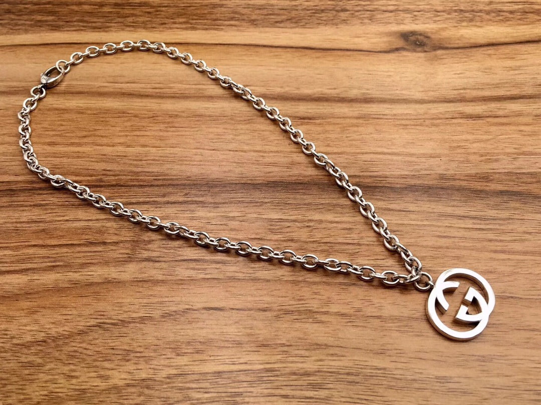 GUCCI PEDANT SILVER NECKLACE