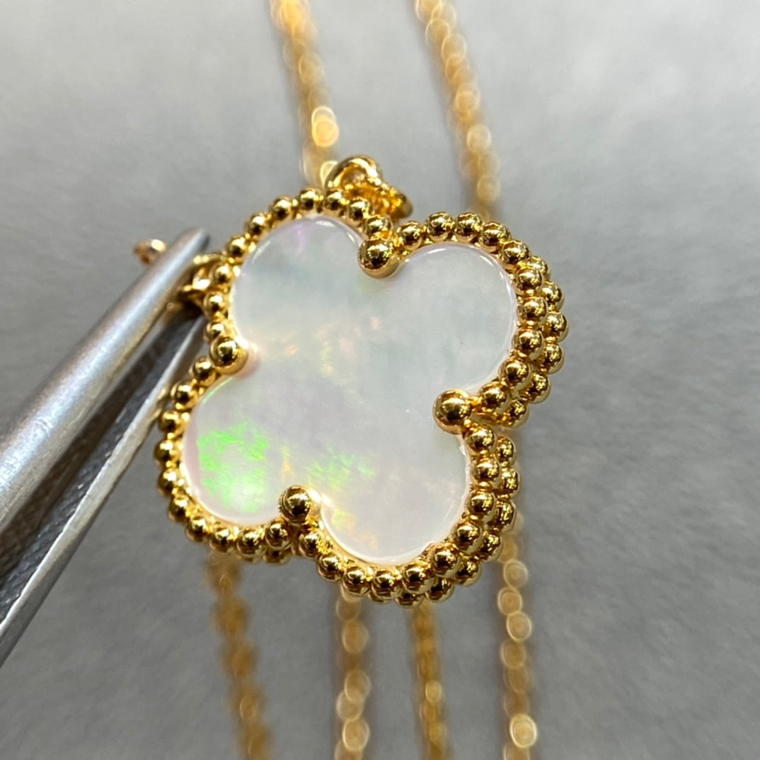 Van Cleef & Arpels CLOVER PEDANT WHITE MOP NECKLACE