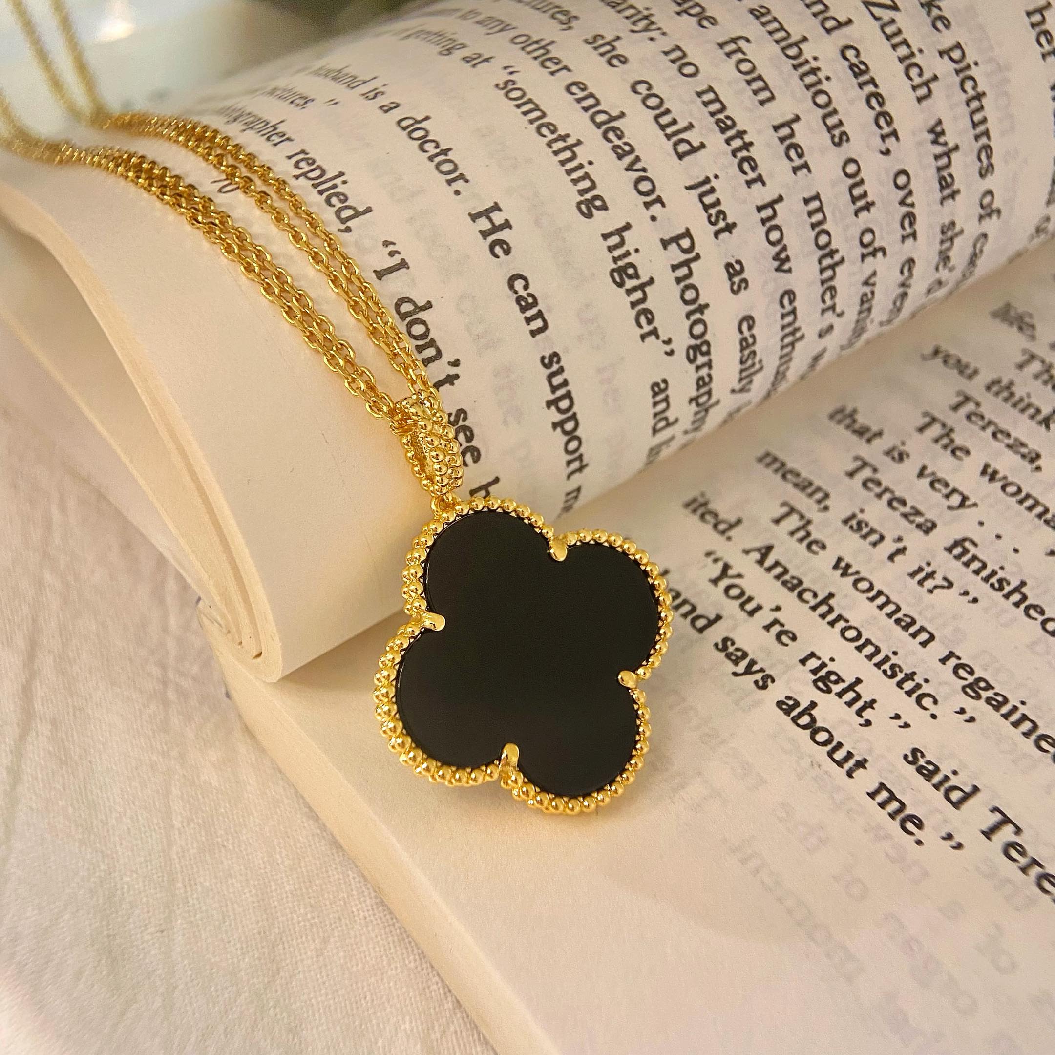 Van Cleef & Arpels CLOVER NECKLACE GOLD ONYX