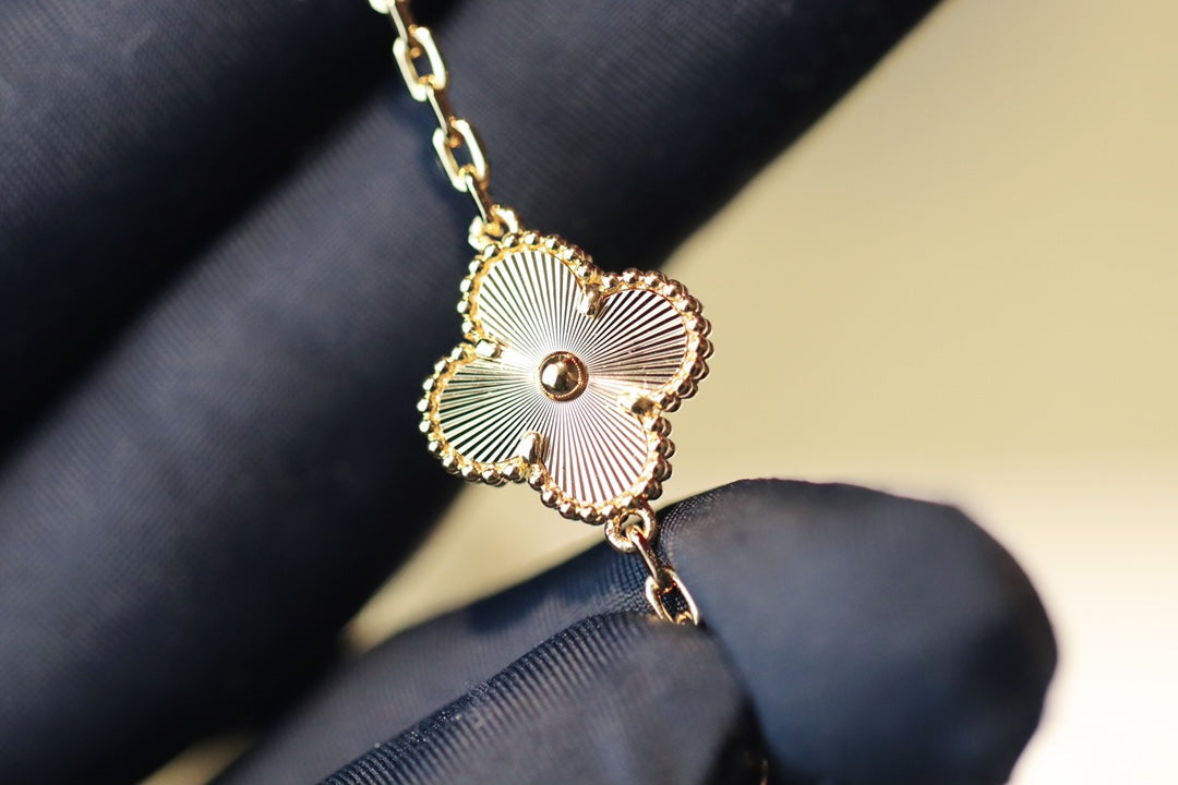 Van Cleef & Arpels CLOVER 20 MOTIFS DIAMOND GOLD