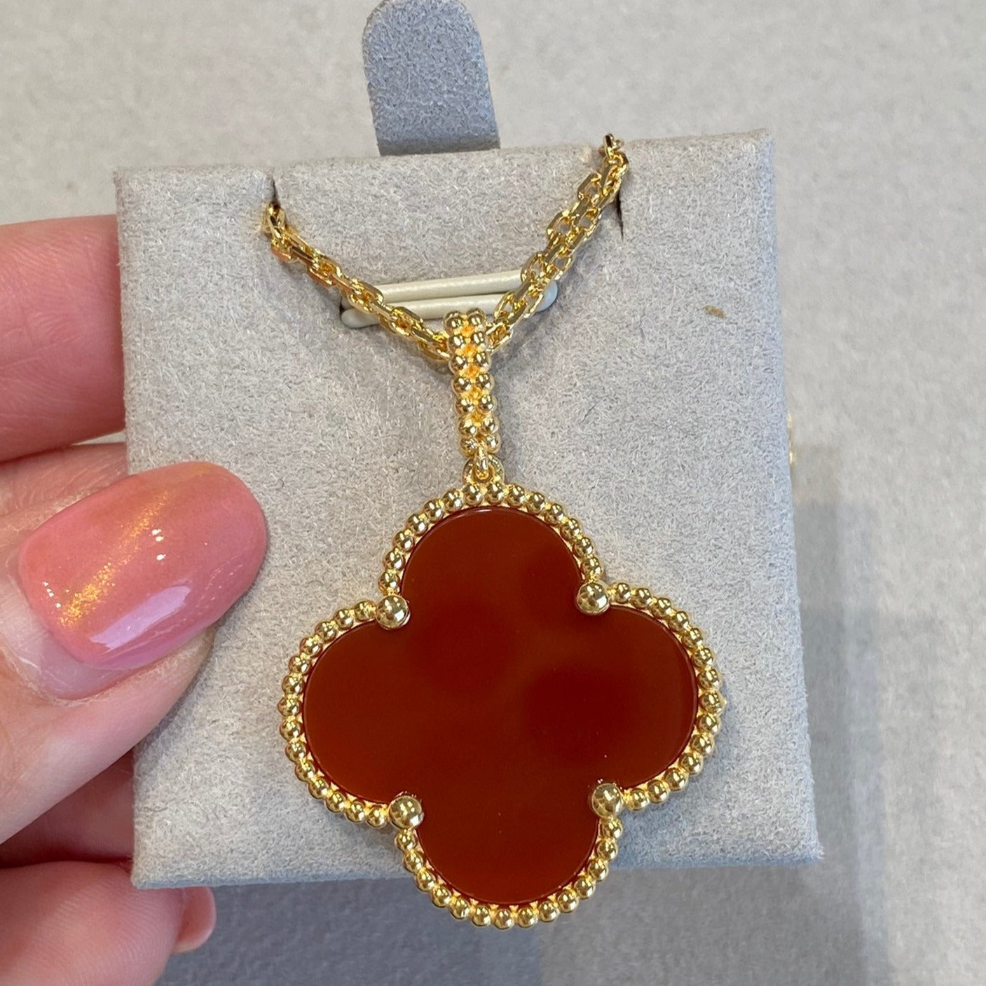 Van Cleef & Arpels CLOVER NECKLACE GOLD CARNELIAN