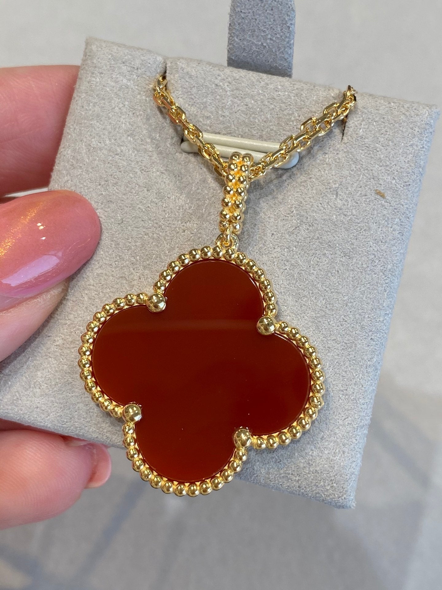 Van Cleef & Arpels CLOVER NECKLACE GOLD CARNELIAN