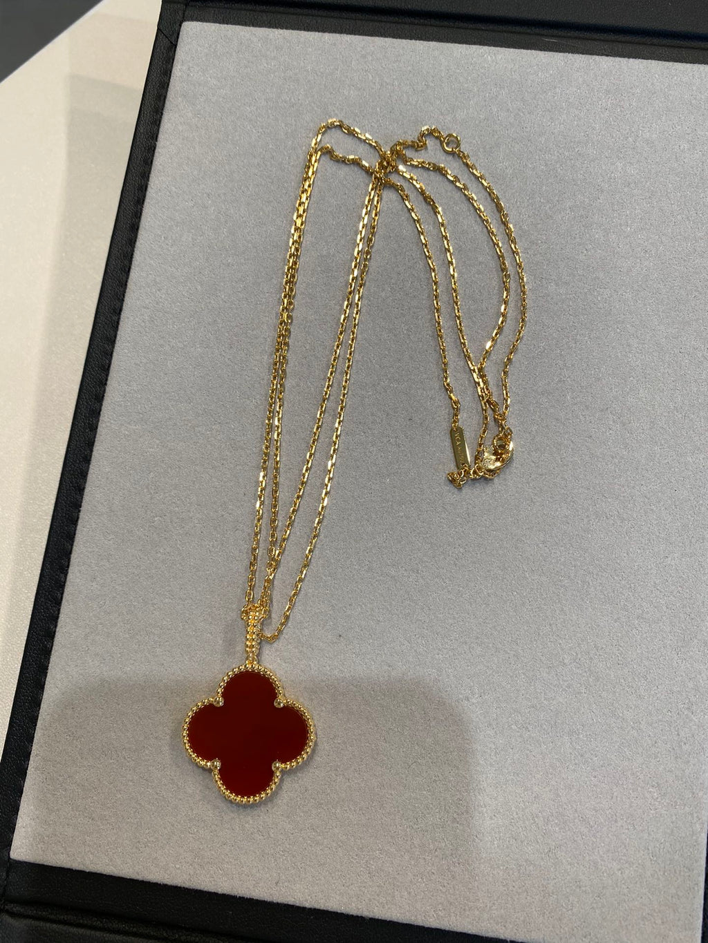 Van Cleef & Arpels CLOVER NECKLACE GOLD CARNELIAN