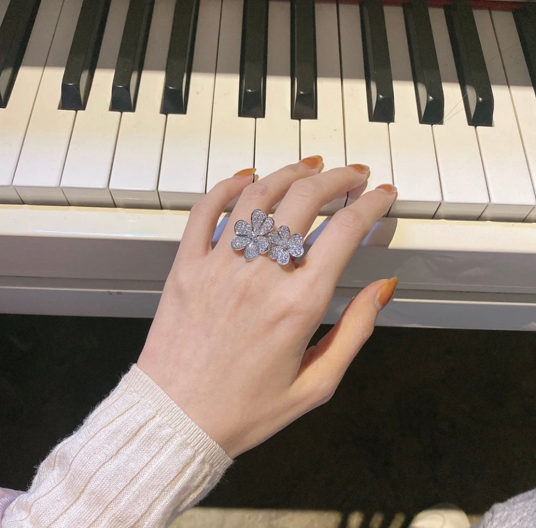 Van Cleef & Arpels FRIVOLE DIAMOND BETWEEN RING