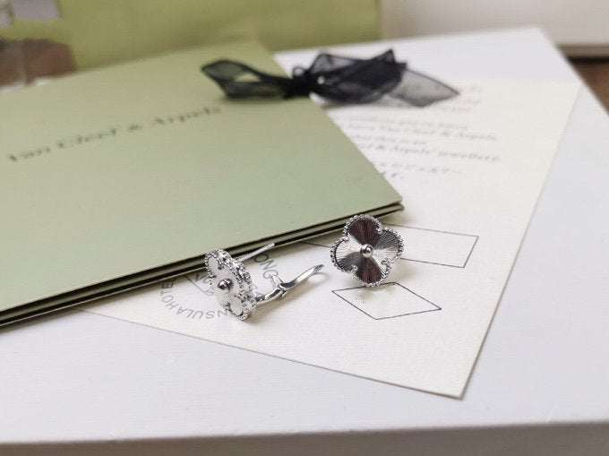Van Cleef & Arpels CLOVER MEDIUM STUD EARRINGS