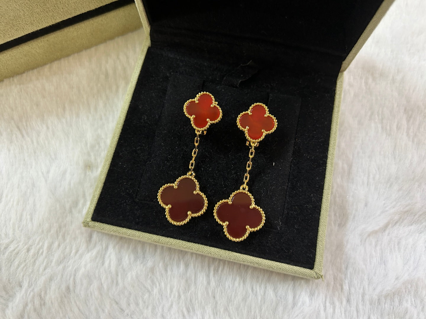 Van Cleef & Arpels CLOVER 2 MOTIF CARNELIAN EARRINGS