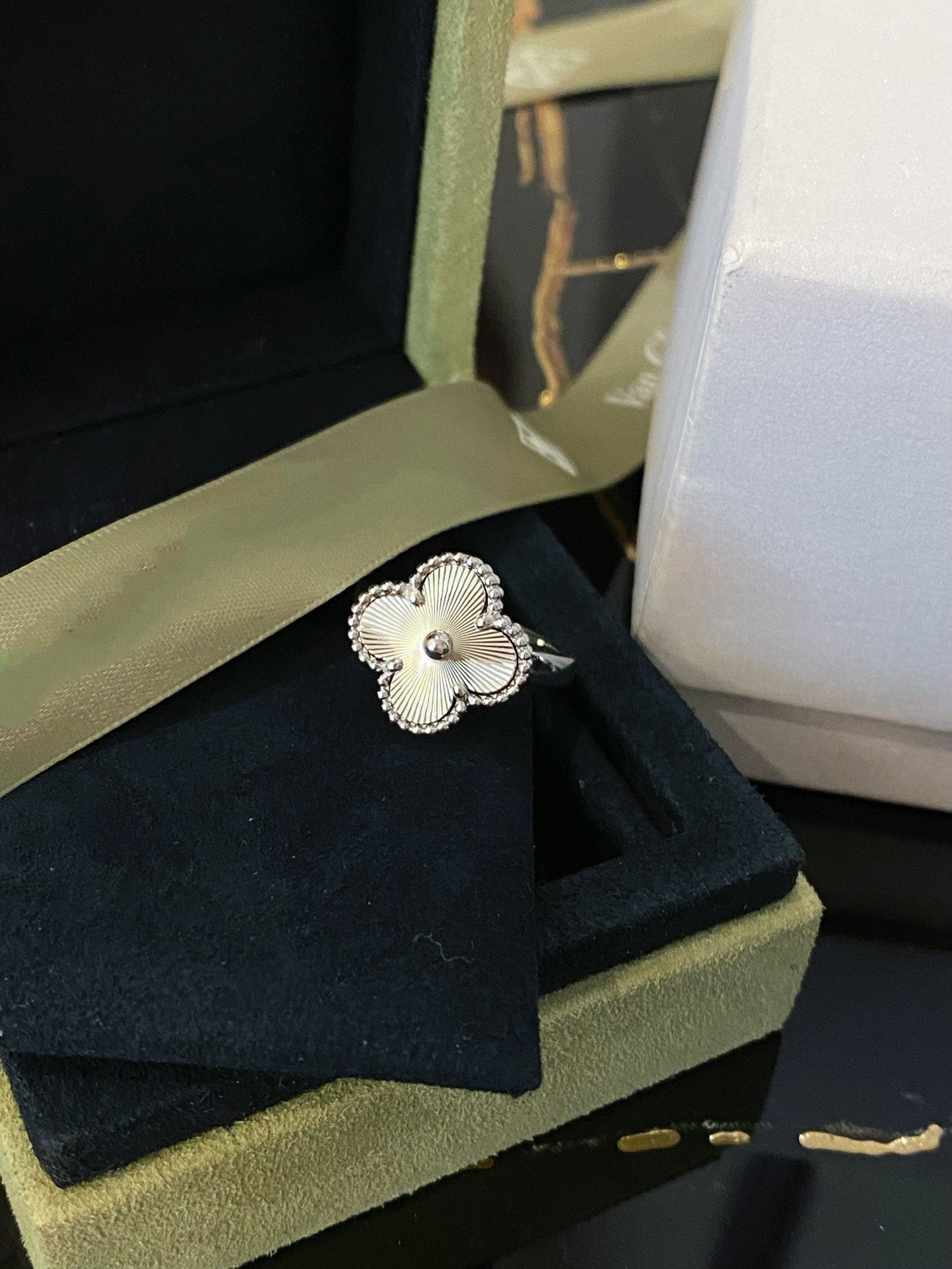 Van Cleef & Arpels CLOVER SILVER RING