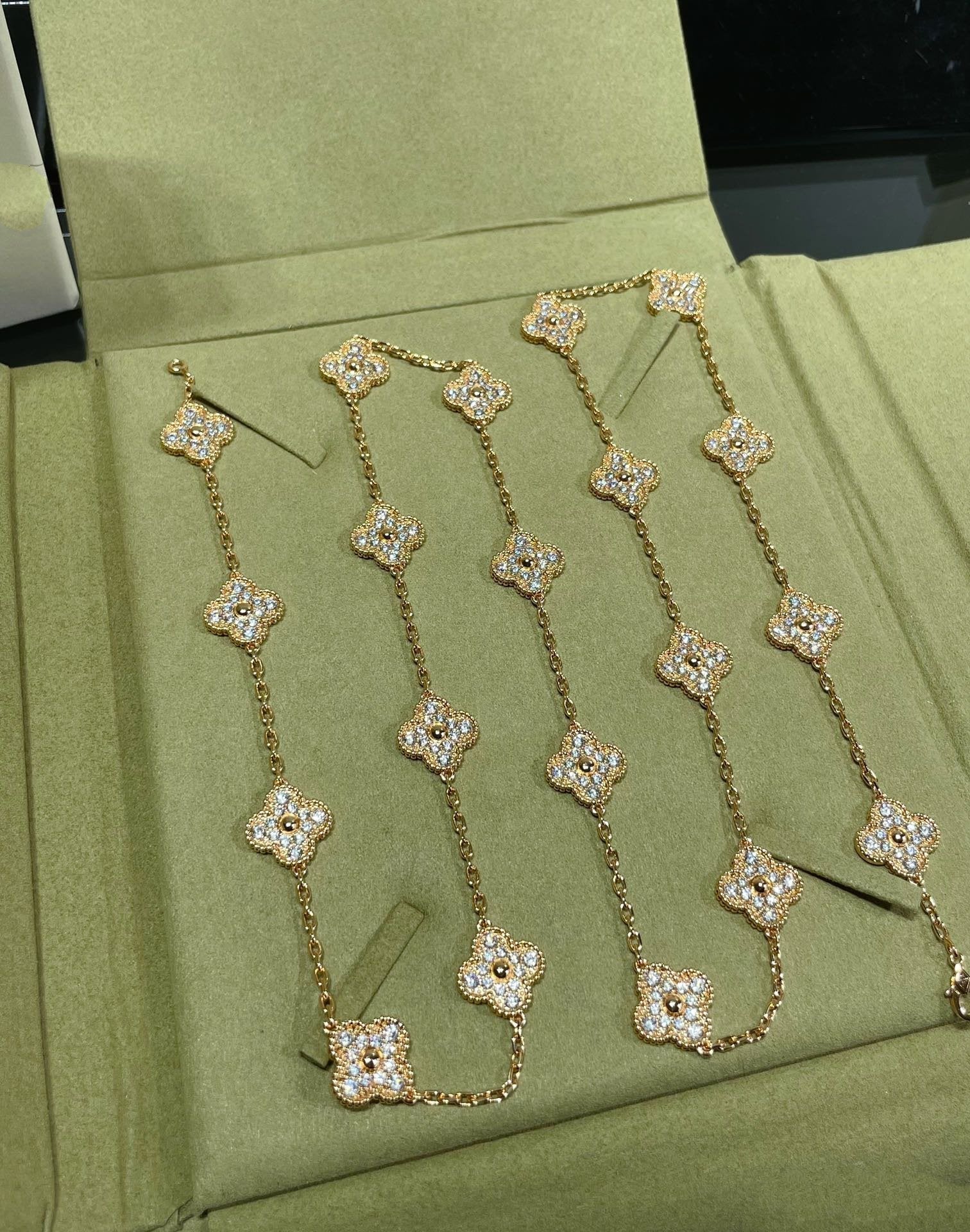 Van Cleef & Arpels CLOVER 20 MOTIF DIAMOND NECKLACE