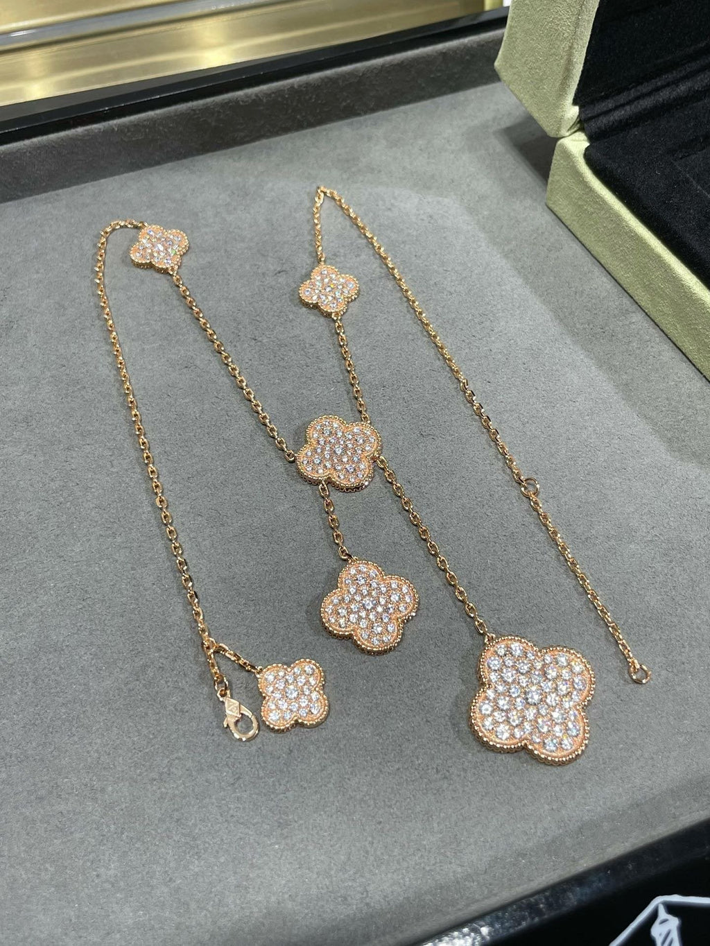Van Cleef & Arpels CLOVER 6 MOTIF DIAMOND PAVED NECKLACE