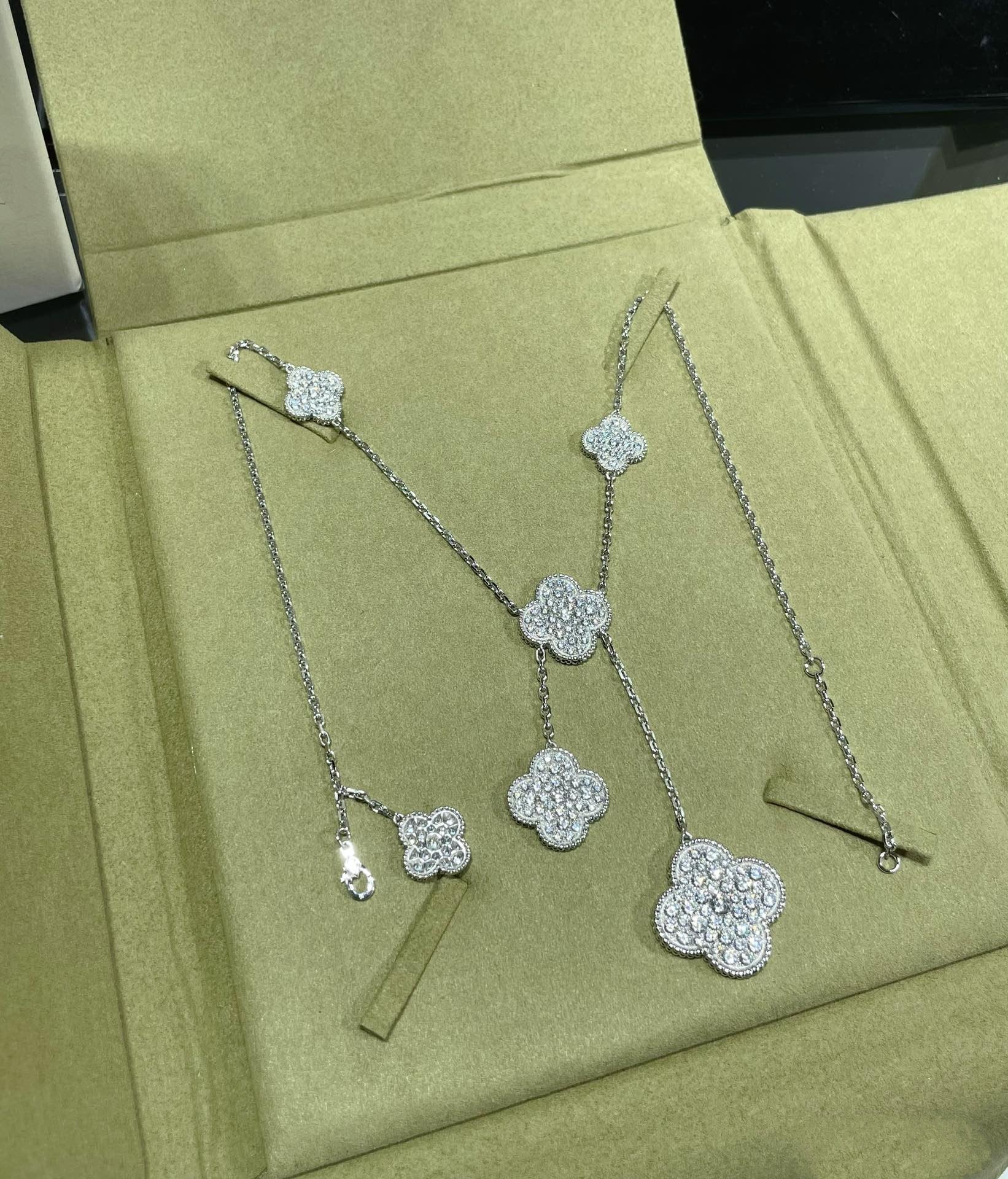 Van Cleef & Arpels CLOVER 6 MOTIF DIAMOND PAVED NECKLACE