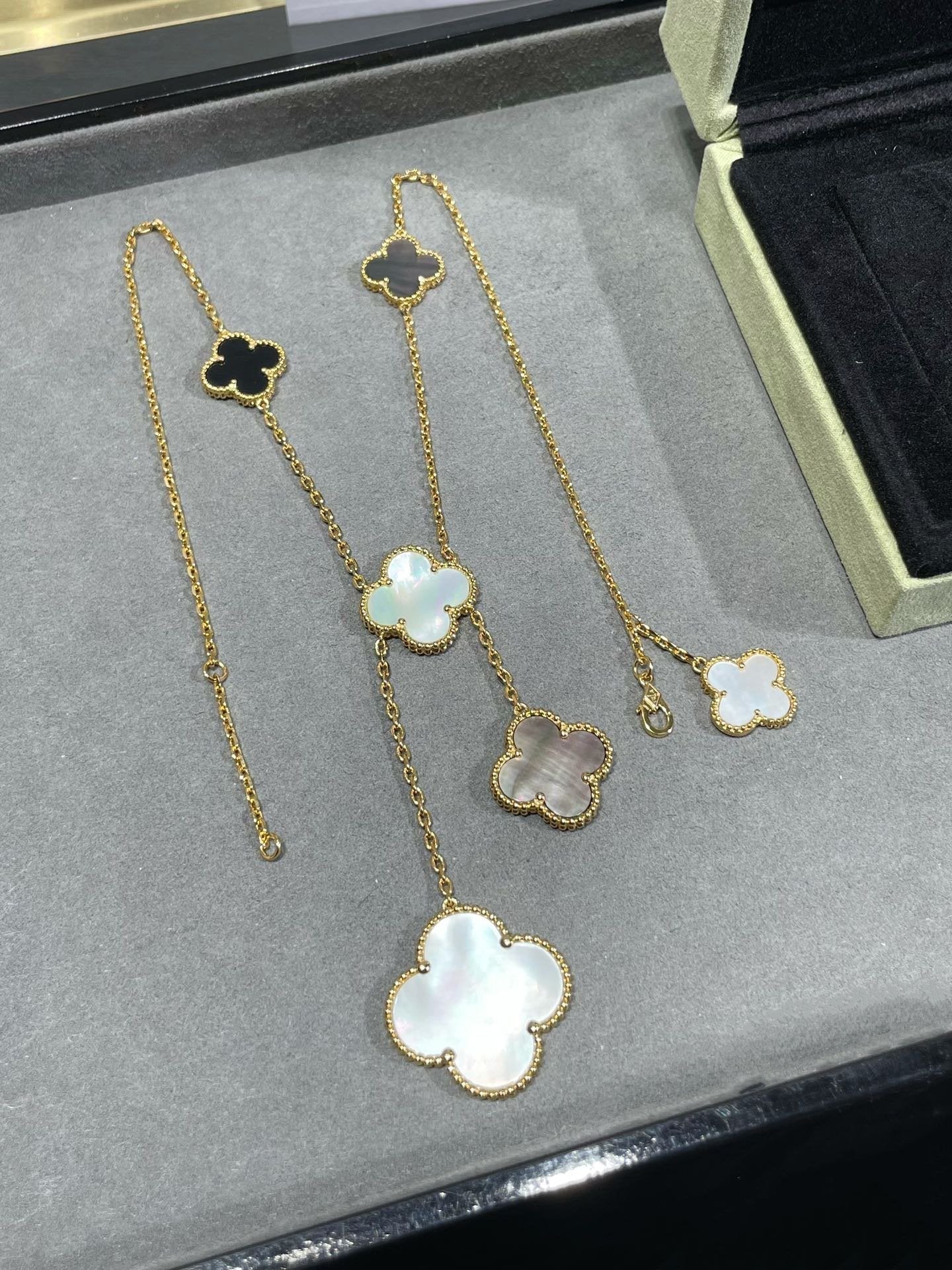 Van Cleef & Arpels CLOVER 6 MOTIF MOP ONYX GOLD NECKLACE