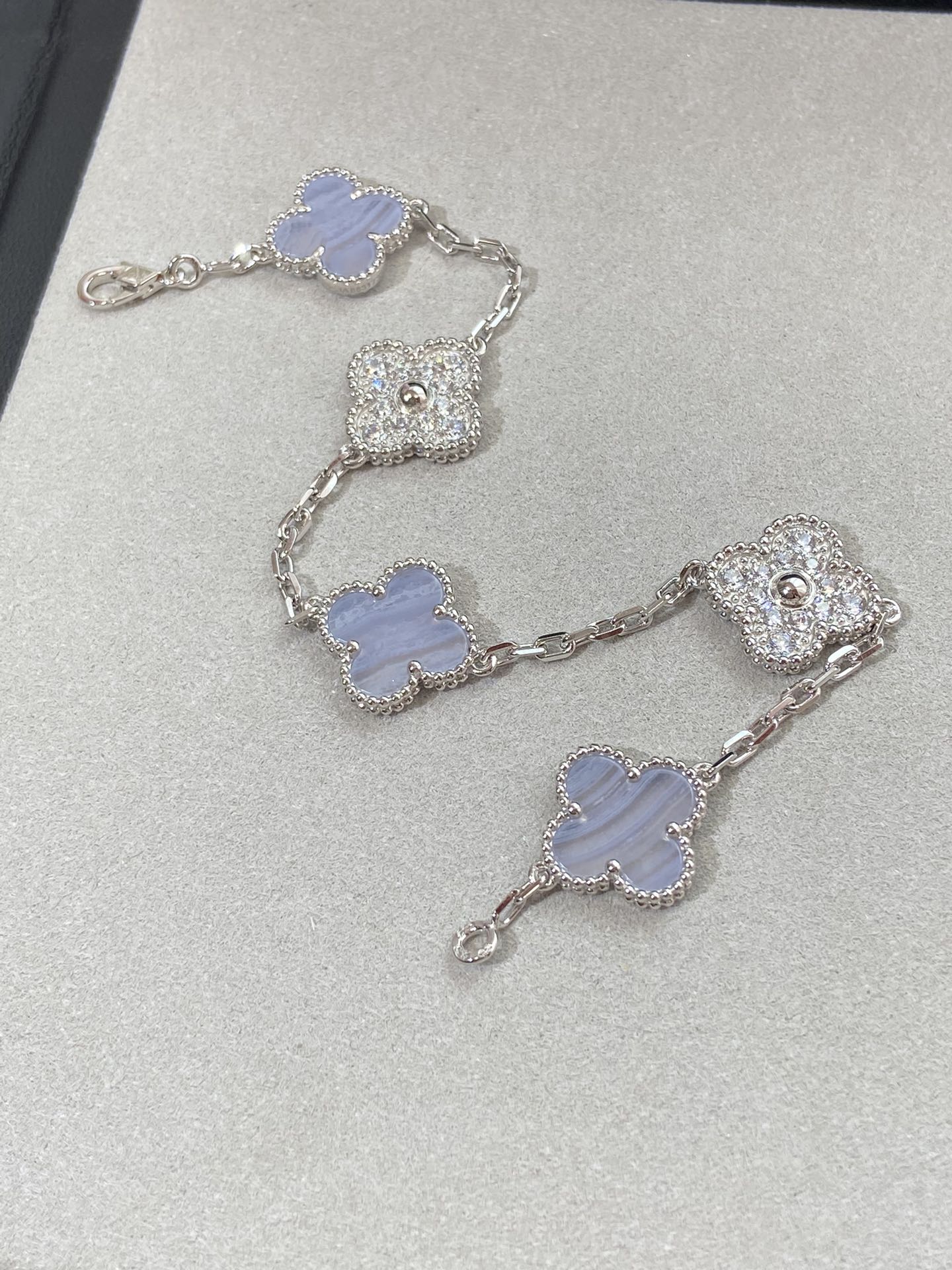 Van Cleef & Arpels CLOVER 5 MOTIF SILVER CHALCEDONY DIAMOND BRACELET