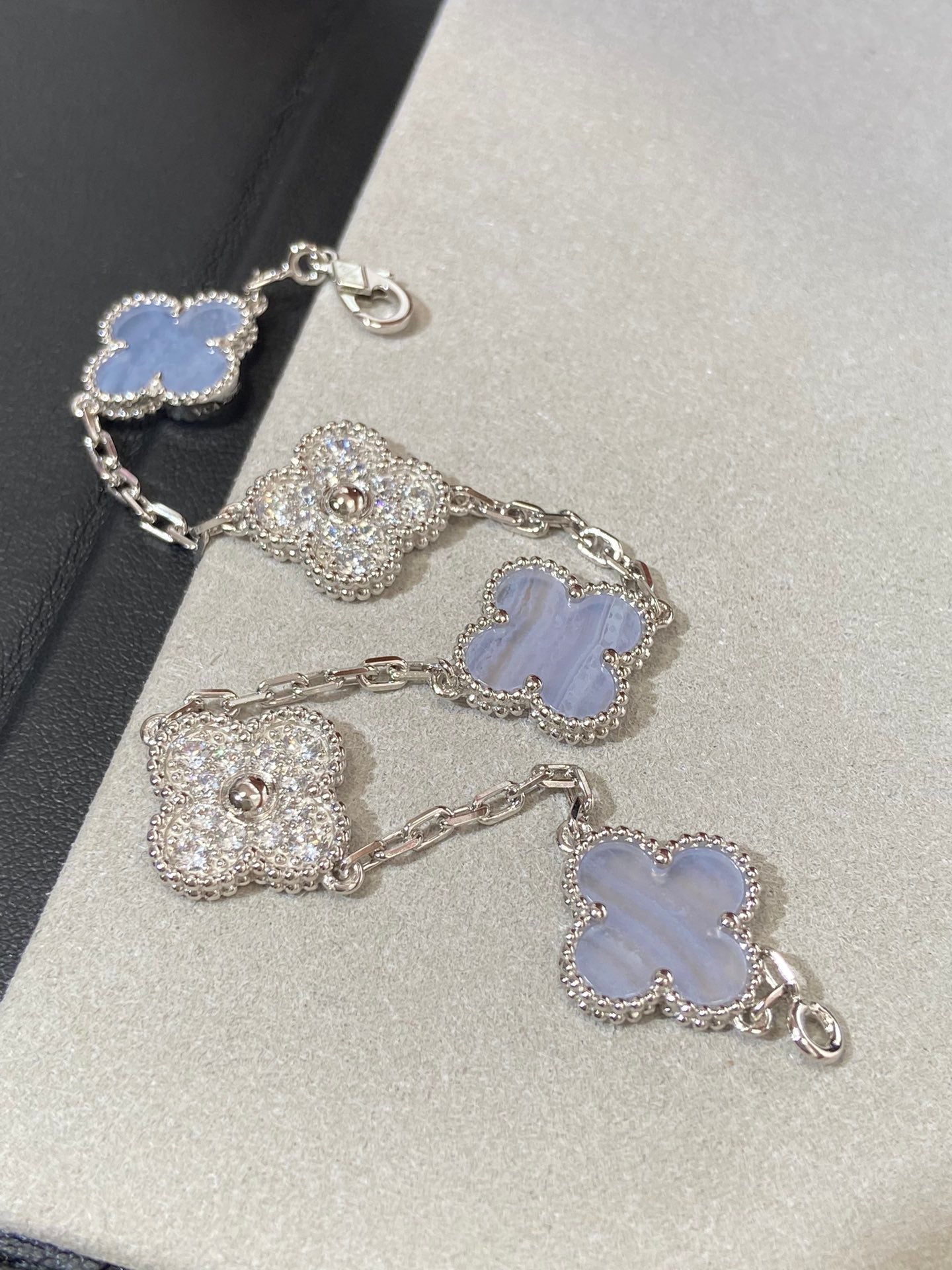 Van Cleef & Arpels CLOVER 5 MOTIF SILVER CHALCEDONY DIAMOND BRACELET