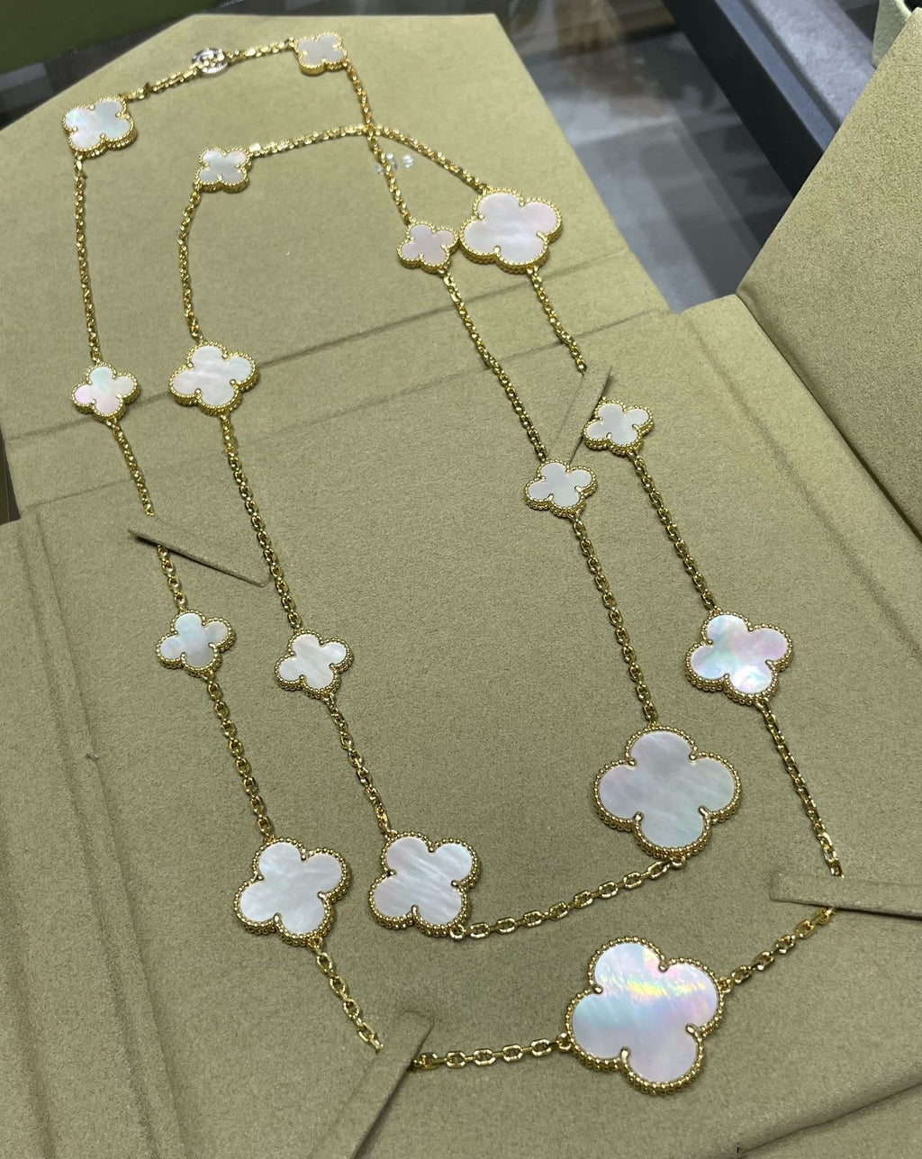 Van Cleef & Arpels CLOVER 16 MOTIF WHITE MOP GOLD NECKLACE