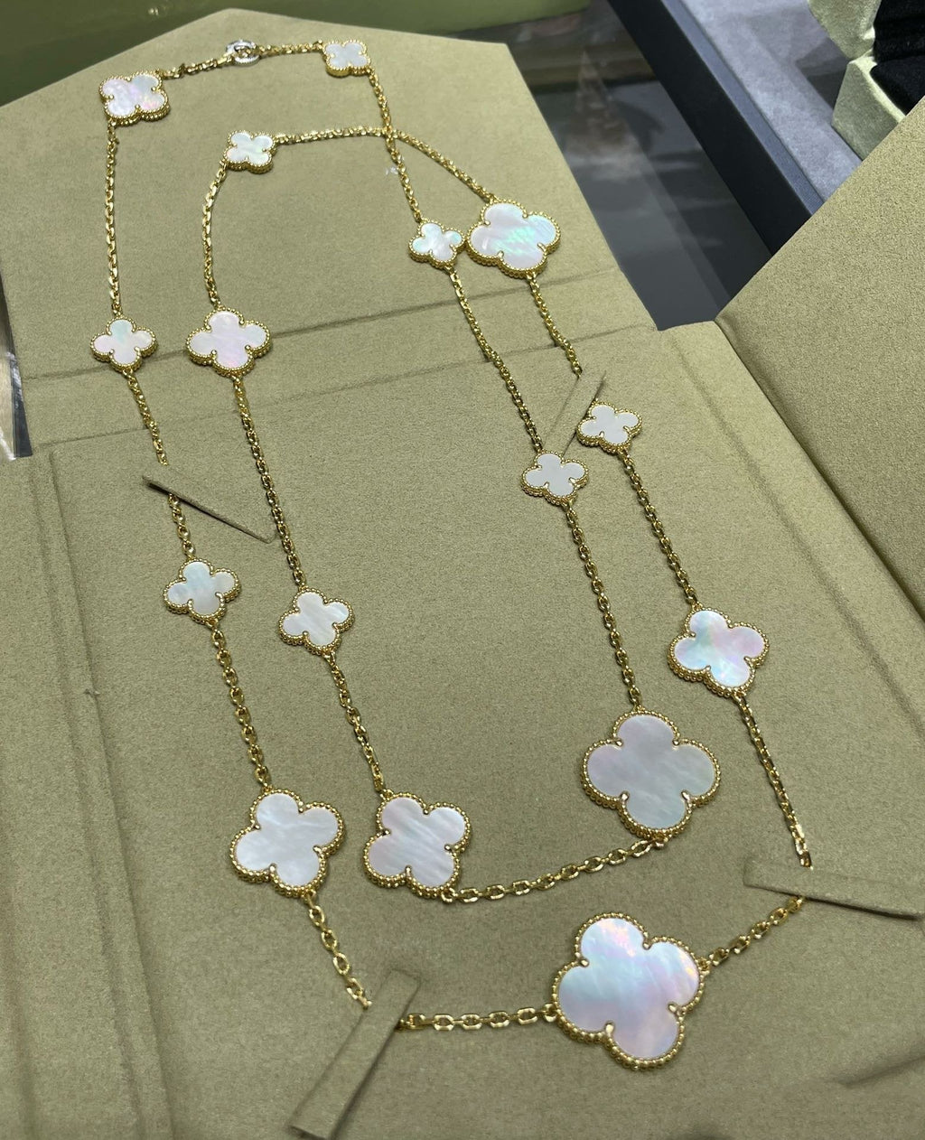 Van Cleef & Arpels CLOVER 16 MOTIF WHITE MOP GOLD NECKLACE