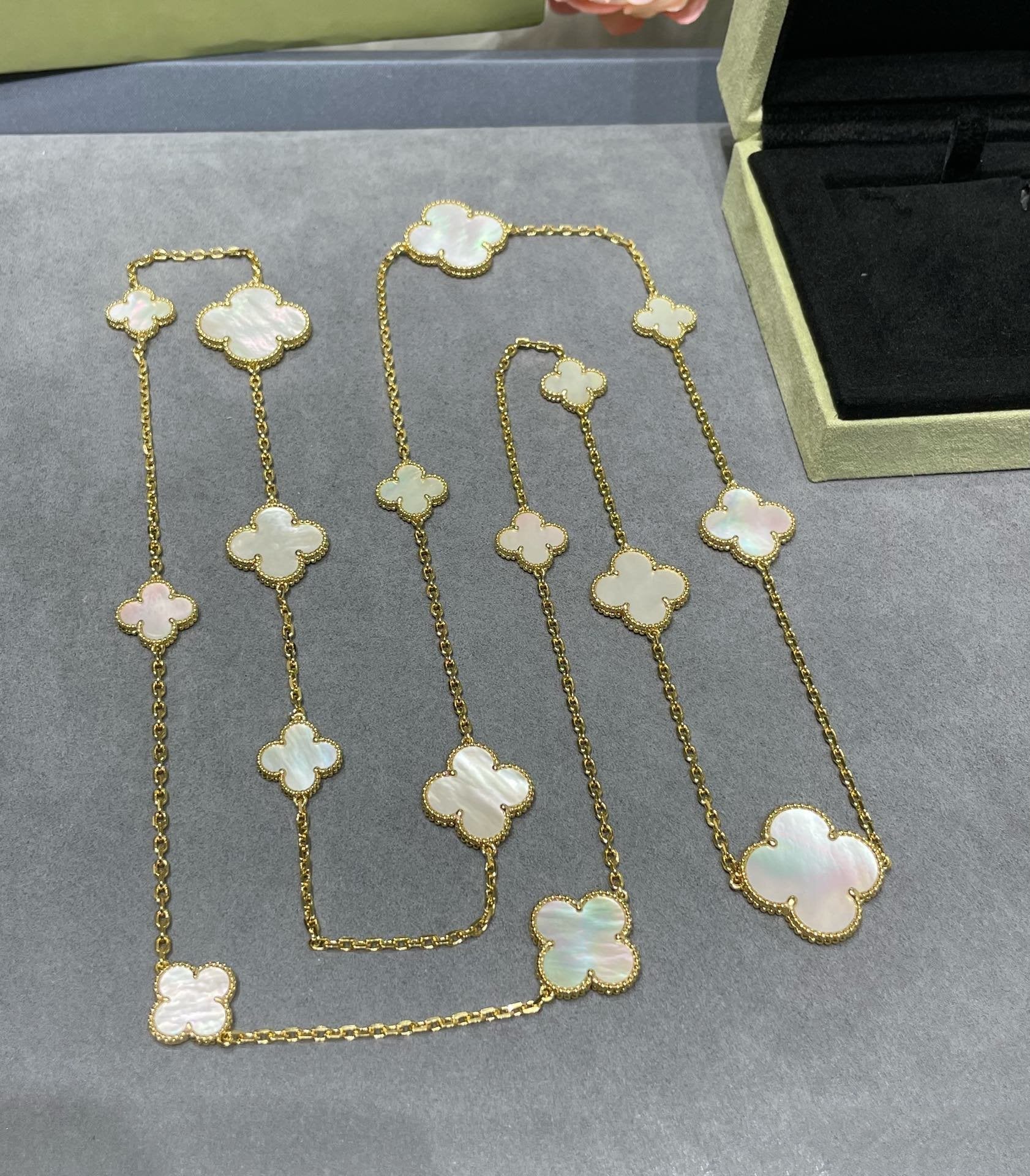 Van Cleef & Arpels CLOVER 16 MOTIF WHITE MOP GOLD NECKLACE
