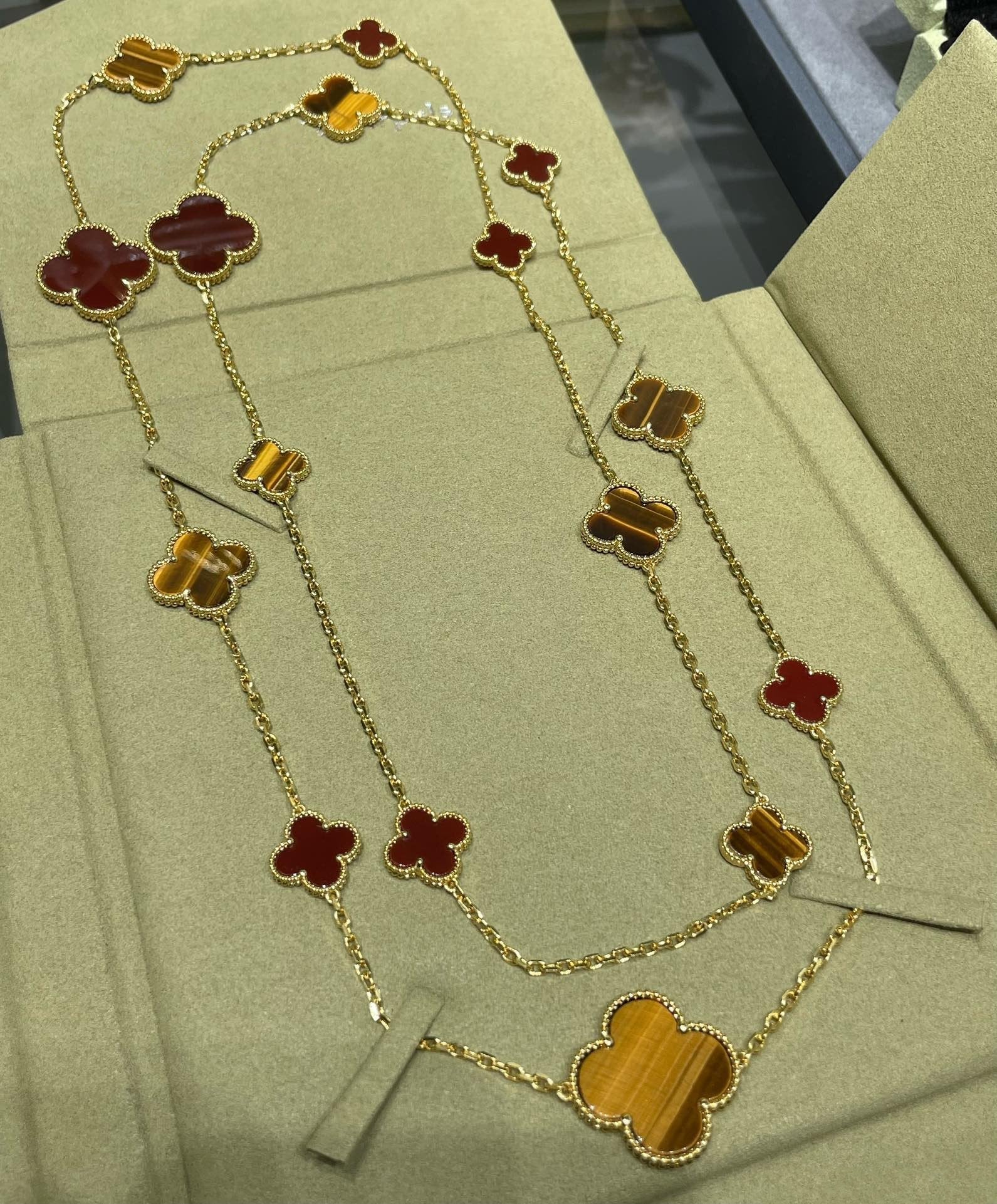 Van Cleef & Arpels CLOVER 16 MOTIF CARNELIAN TIGER EYE PINK GOLD NECKLACE