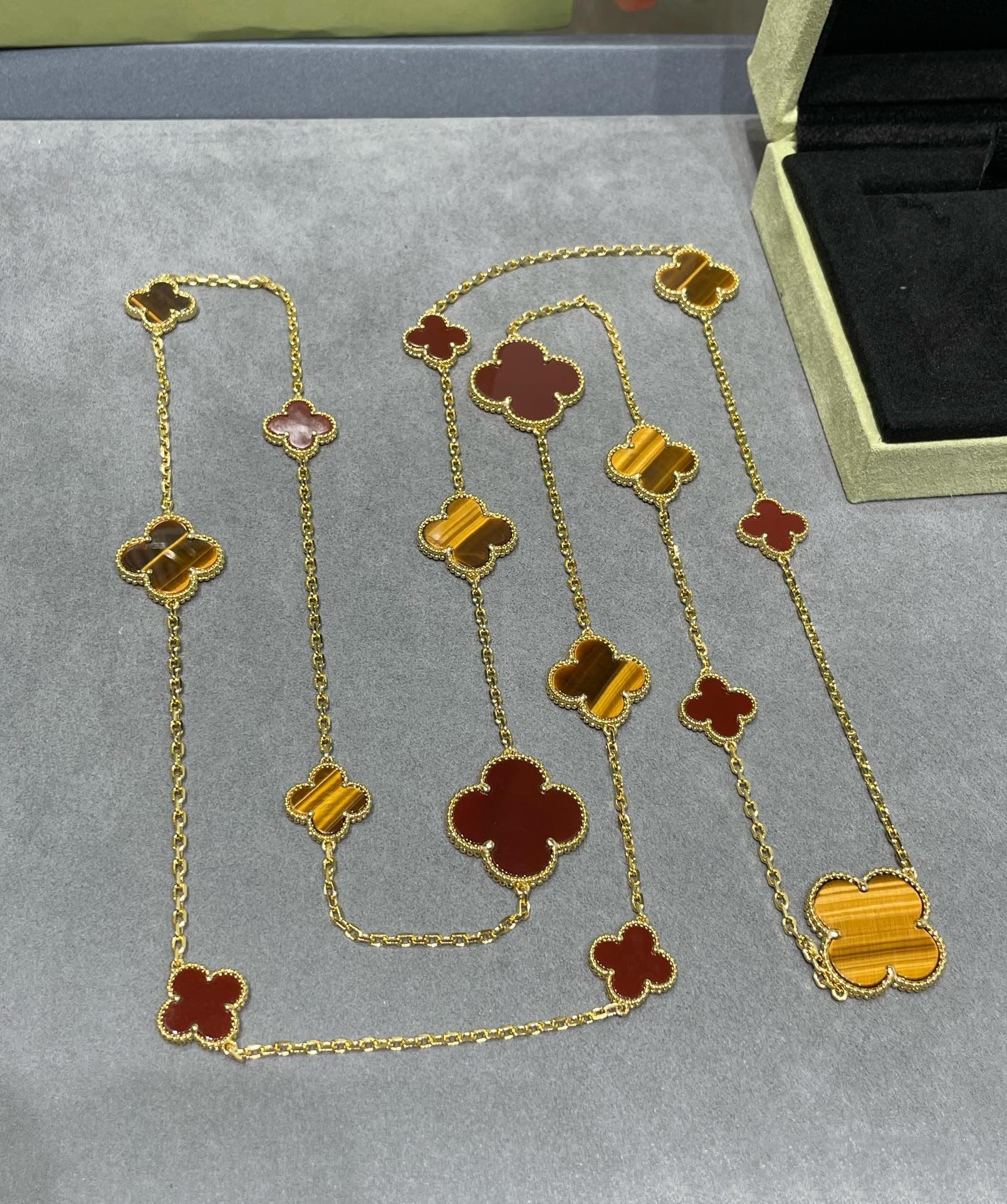 Van Cleef & Arpels CLOVER 16 MOTIF CARNELIAN TIGER EYE PINK GOLD NECKLACE