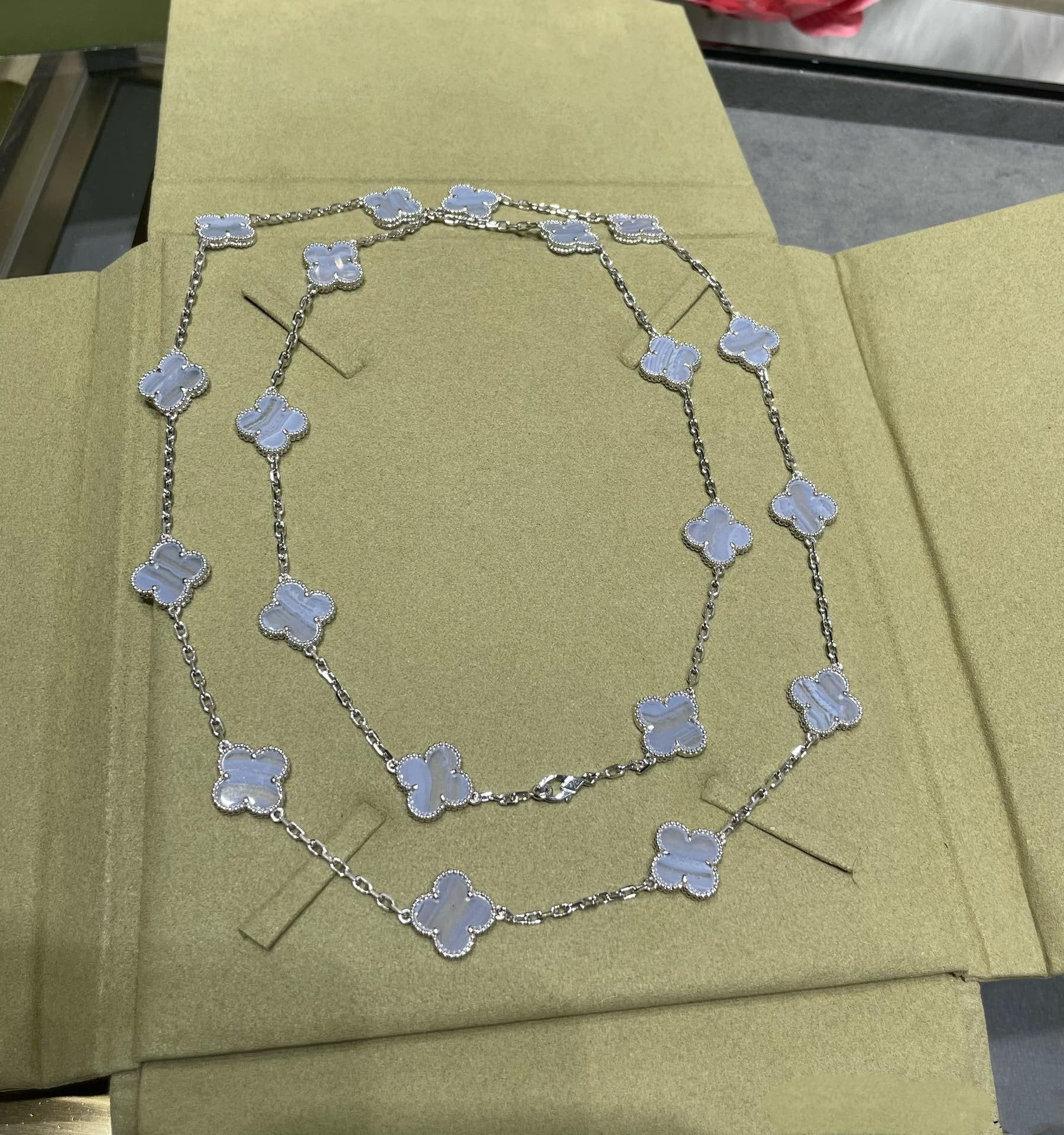 Van Cleef & Arpels CLOVER 20 MOTIF CHALCEDONY 86CM SILVER NECKLACE