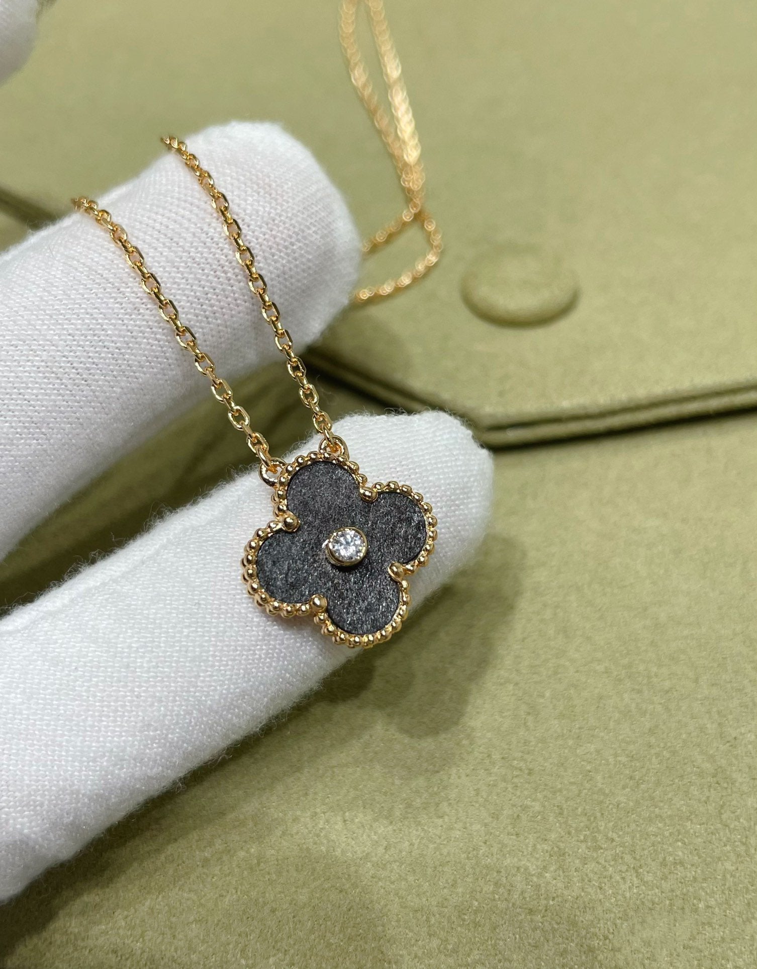 Van Cleef & Arpels CLOVER GREY MOP DIAMOND PINK GOLD NECKLACE