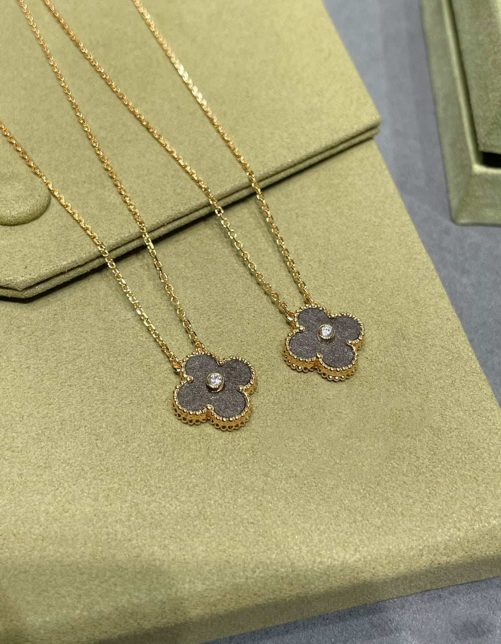 Van Cleef & Arpels CLOVER GREY MOP DIAMOND PINK GOLD NECKLACE