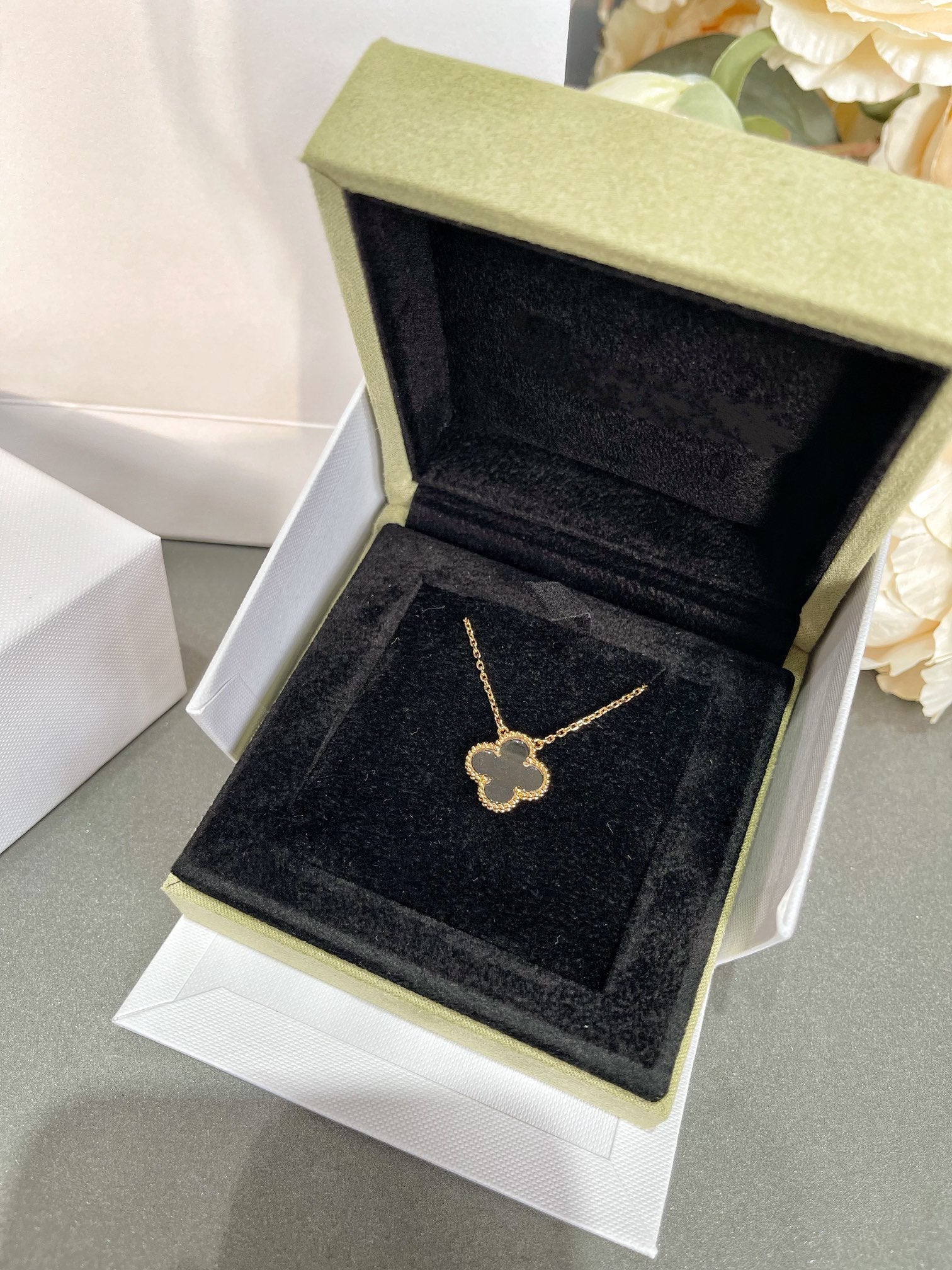 Van Cleef & Arpels CLOVER ROCK CRYSTAL PINK GOLD NECKLACE