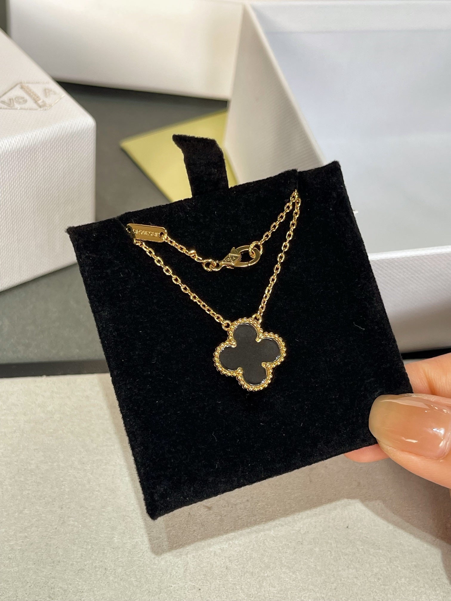 Van Cleef & Arpels CLOVER ROCK CRYSTAL PINK GOLD NECKLACE