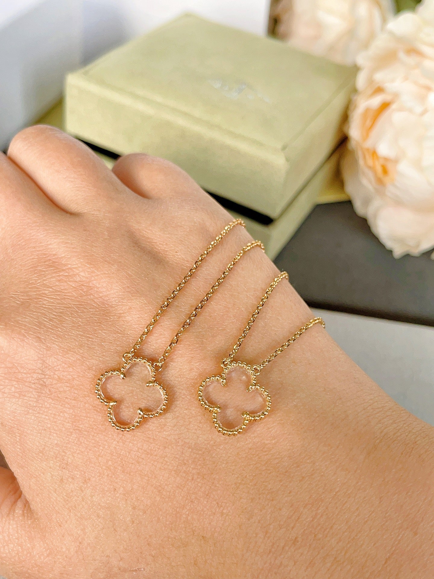 Van Cleef & Arpels CLOVER ROCK CRYSTAL PINK GOLD NECKLACE
