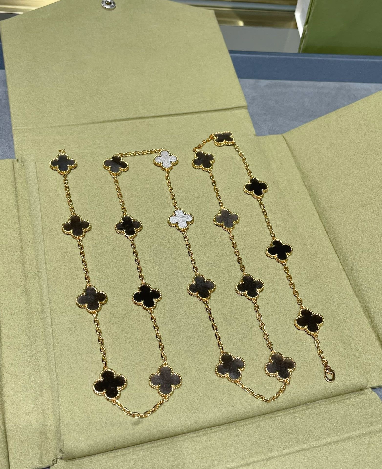 Van Cleef & Arpels CLOVER 20 MOTIF GREY MOP PINK GOLD NECKLACE