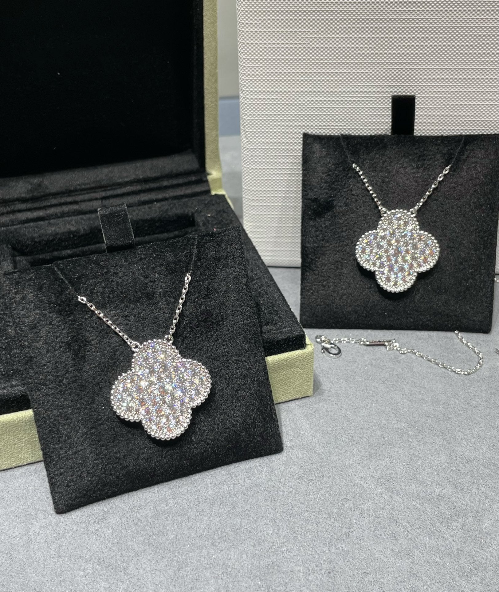 Van Cleef & Arpels CLOVER LARGE PENDANT DIAMOND PAVED SILVER NECKLACE