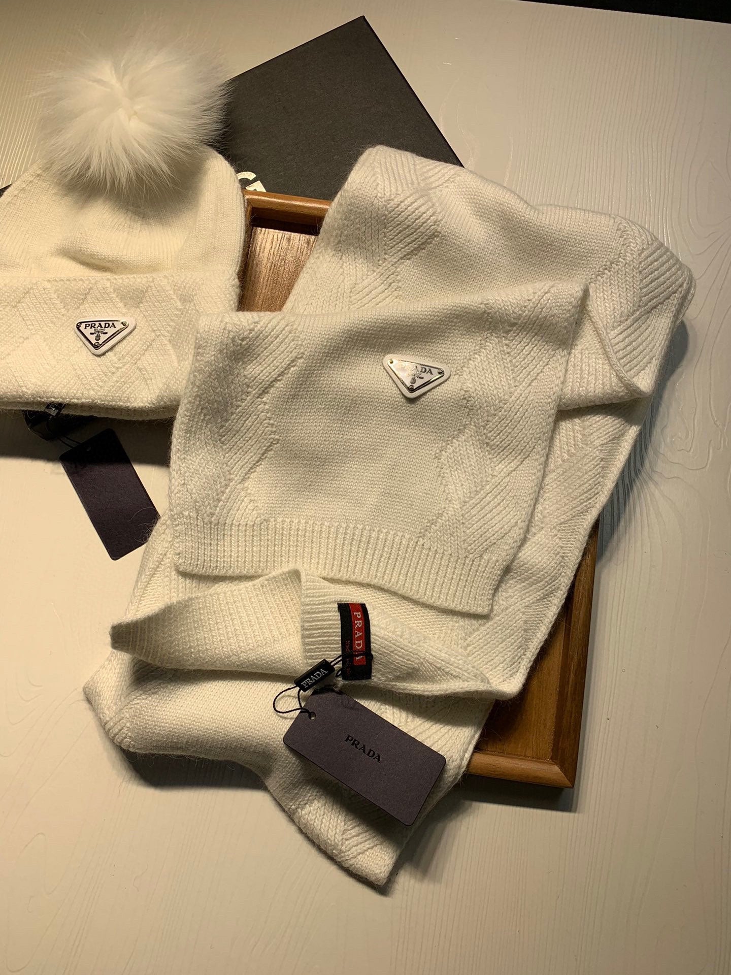 PRADA SET SCARF AND HAT IN WHITE WOOL AND RABBIT FUR 416368