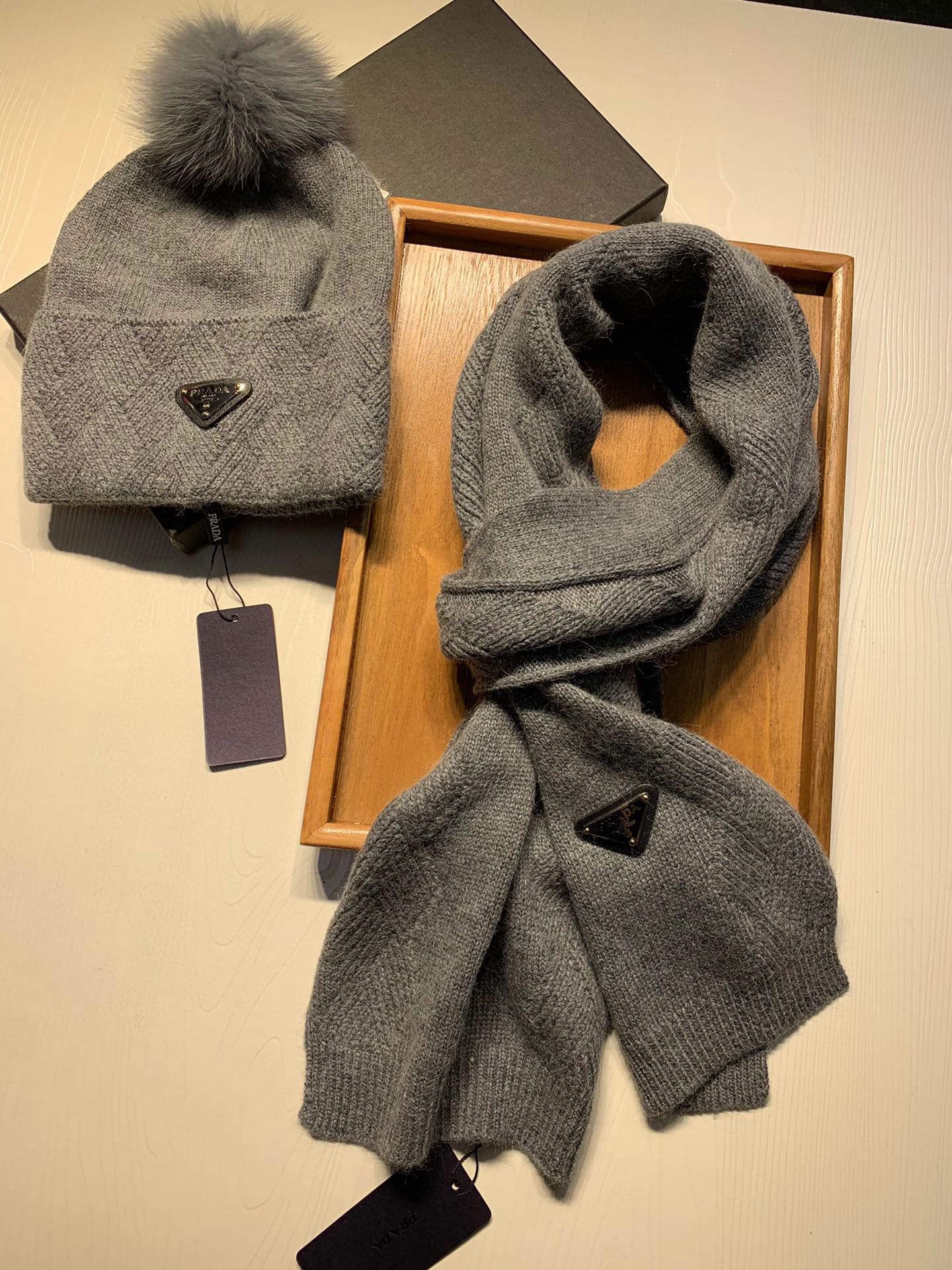 PRADA SET SCARF AND HAT IN DOVE GRAY WOOL AND RABBIT FUR 416366