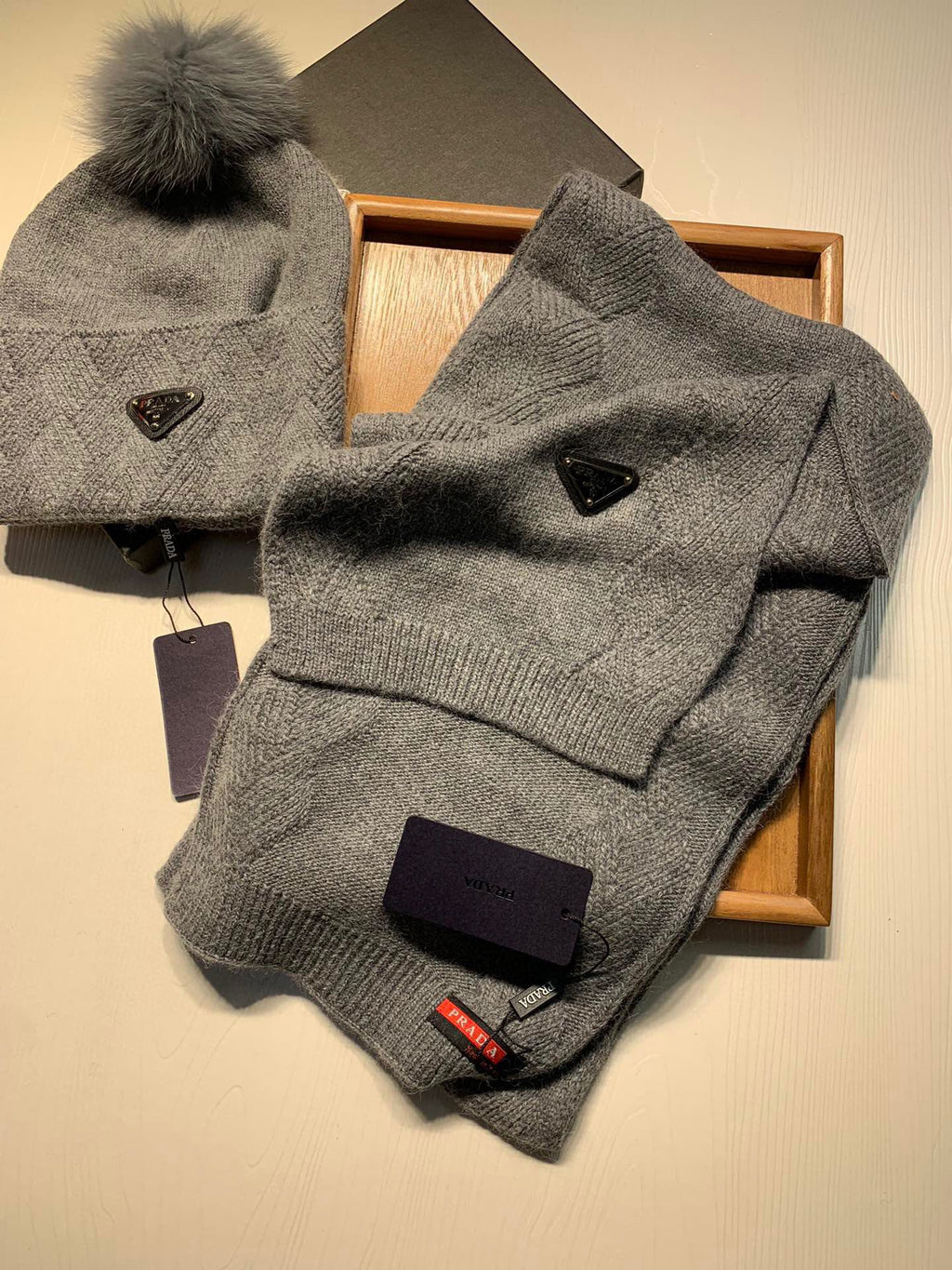 PRADA SET SCARF AND HAT IN DOVE GRAY WOOL AND RABBIT FUR 416366