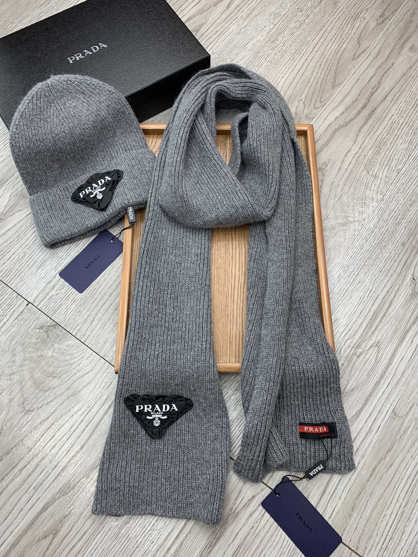 PRADA SET SCARF AND HAT IN MOUSE GRAY WOOL AND RABBIT FUR 386078