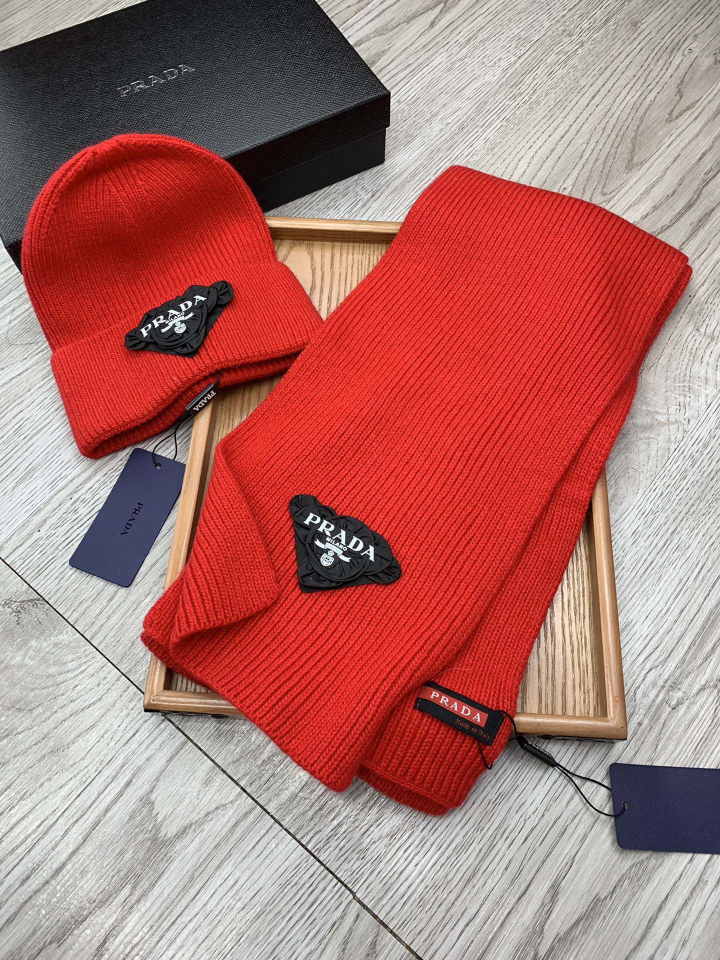 PRADA SET SCARF AND HAT IN CHERRY RED WOOL AND RABBIT FUR 386076