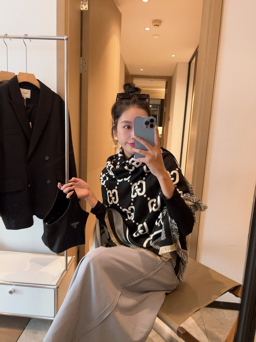 GUCCI SQUARE SCARF 140 CM IN BLACK MIX WHITE SILK CASHMERE  401511